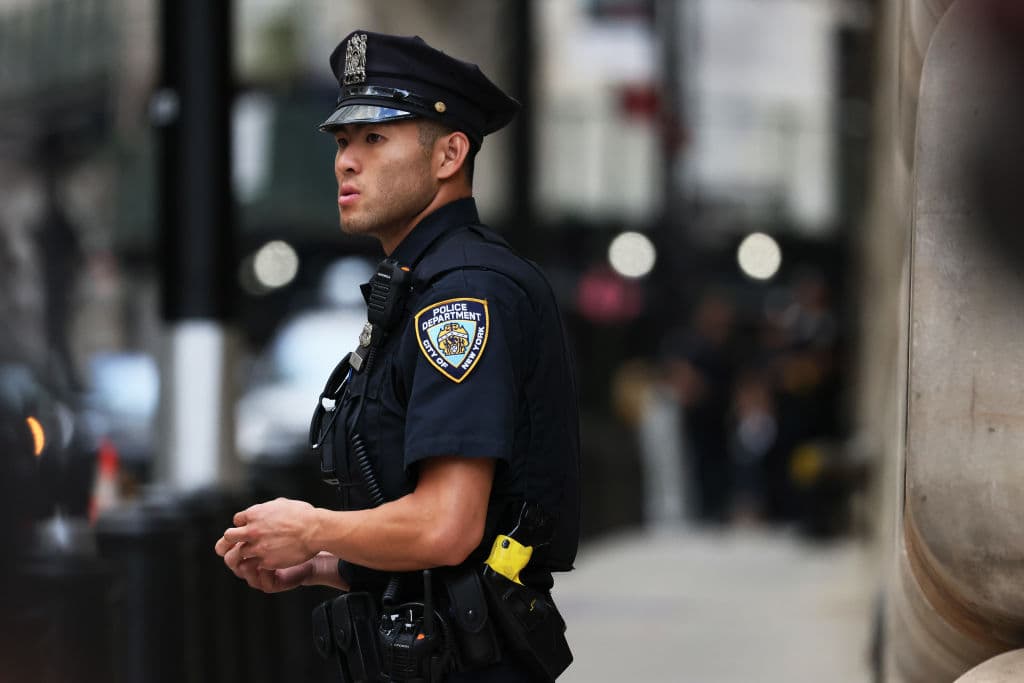 NYPD dice que este año le declaró la guerra a los ladrones de convertidores catalíticos, pero 
<a href="https://www.univision.com/local/san-francisco-kdtv/como-evitar-robo-convertidores-cataliticos-autos" target="_blank">recomienda que, para protegerlo,</a> coloques las calcomanías con su número de serie, y sugiere que trates de estacionar, por las noches, en lugares bien iluminados, o soldarlo a tu auto.