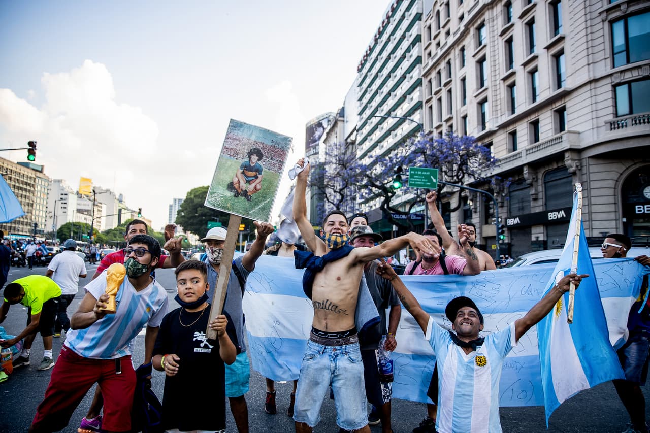Fánaticos con pancartas con la imagen de Maradona y banderas de Argentina llegan hasta el Obelisco de Buenos Aires. La leyenda del fútbol había sido intervenido quirúrgicamente hace unas semanas por un hematoma subdural.