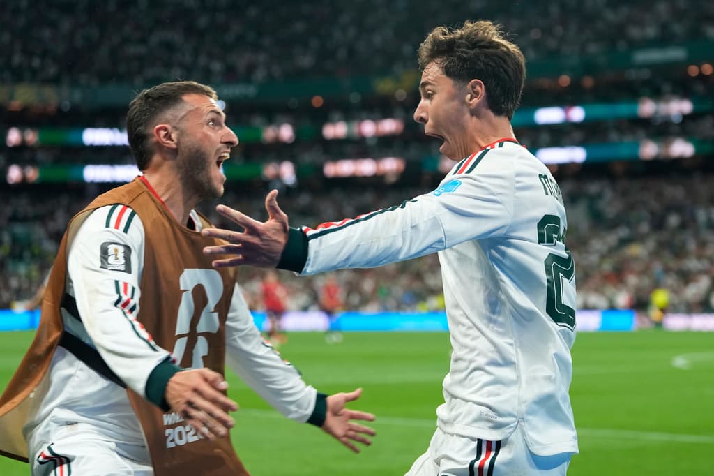 El mexicano Mateo Chávez celebra tras marcar el primer gol
