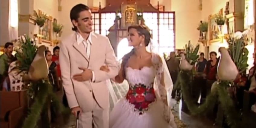 Lucrecia (Maite Perroni) usó un vestido de novia con bordados mexicanos en el final de 'Mi Pecado eres tú, un estilo que pocas veces se ha visto en los melodramas.