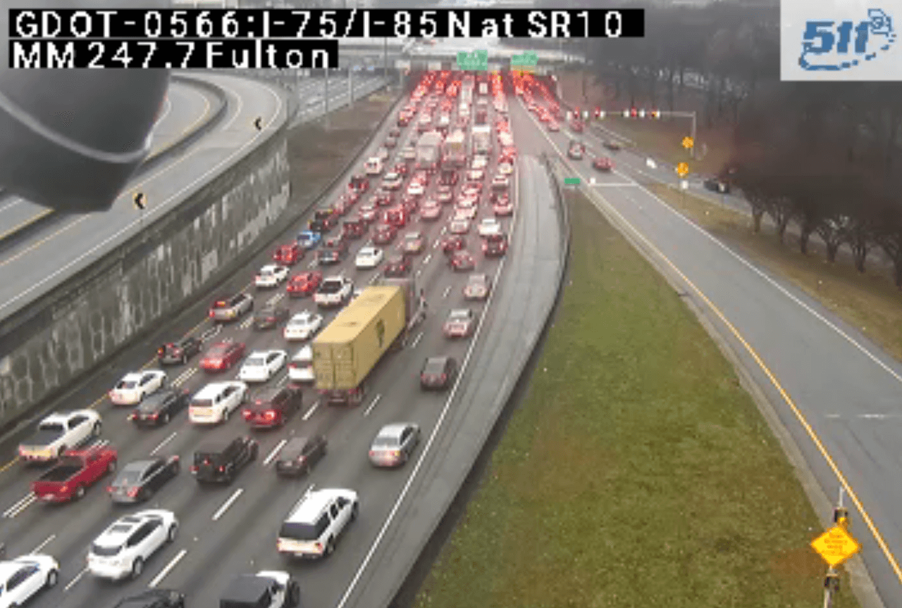 La policía cerró varios carriles en dirección norte de la Interestatal 75/Interstate 85 del conector del centro debido a un accidente.