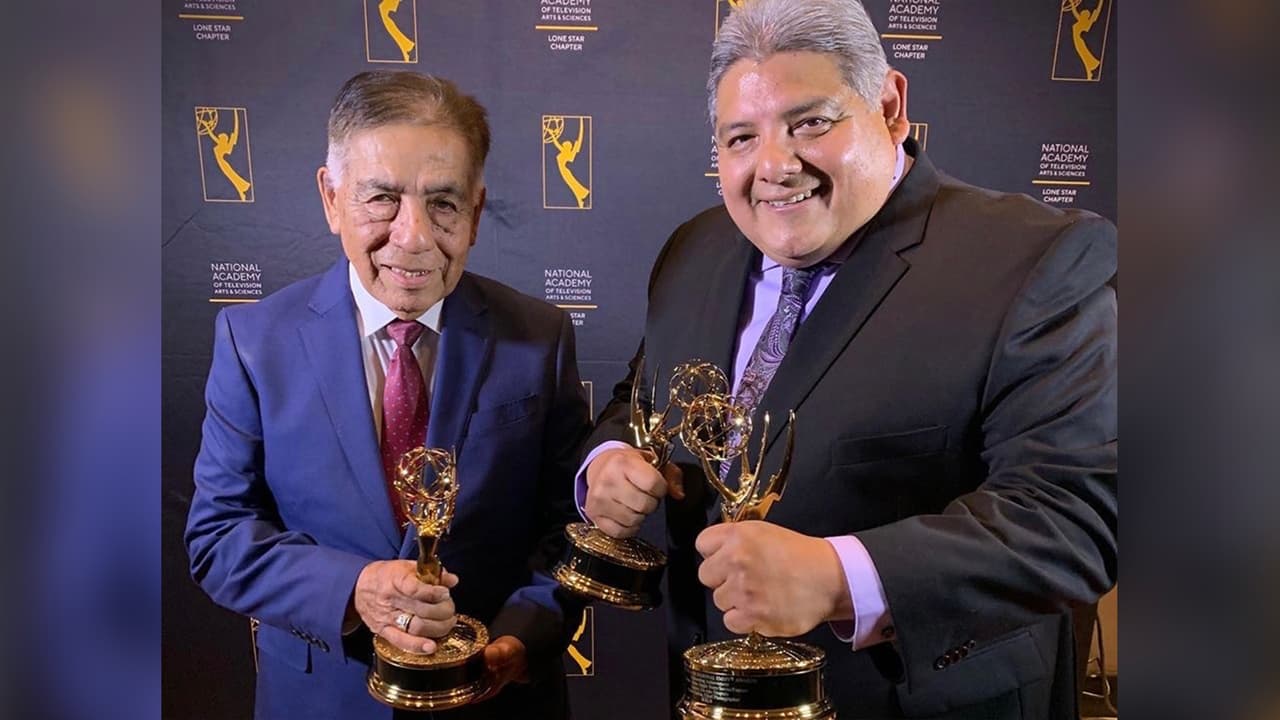 Nicolás García, Chief Photographer, acompañado de su padre en la ceremonia del Lone Star Emmy Awards.
