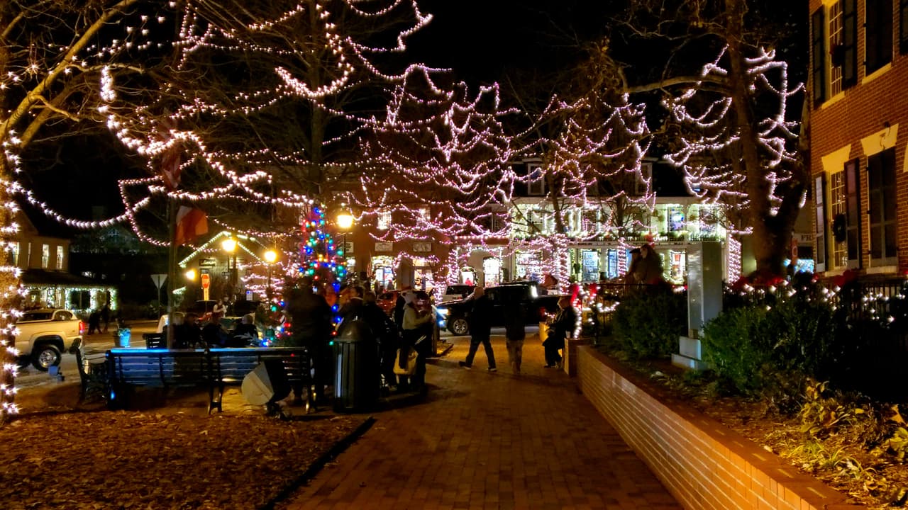 Durante la temporada, la ciudad y, particularmente la zona de la Plaza Pública, cercana al Museo del Oro, se visten con luces y colores.