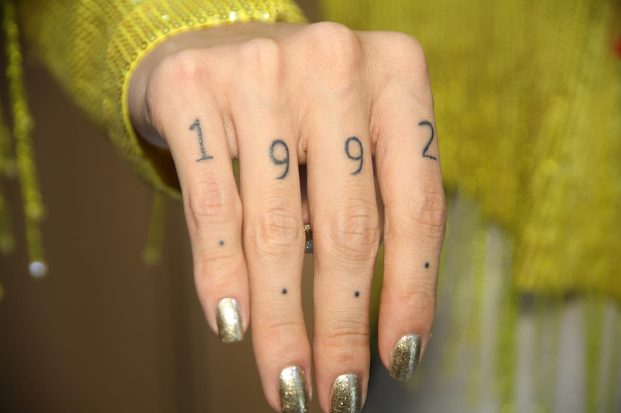 Es su año de nacimiento. Se lo hizo en una época muy difícil de su vida en la que aprendió lo cierta que es la frase "Lo que no nos mata, nos hace más fuertes". Recuerda que hubo gente que le quería hacer daño a través de la brujería, algo en lo que ella no creía hasta que le pasó.