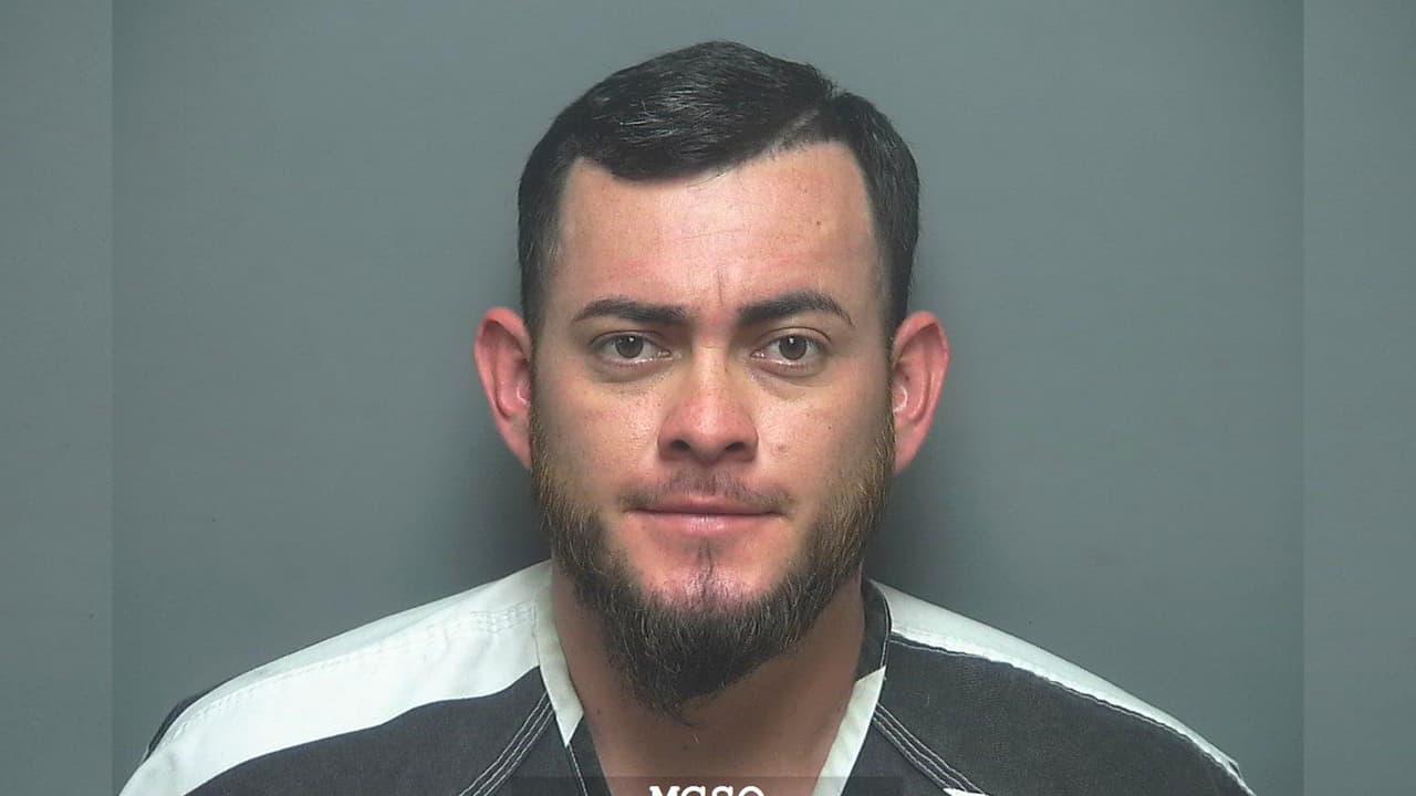 Carlos David Rodríguez, de 30 años, se le busca por abuso sexual de un menor.