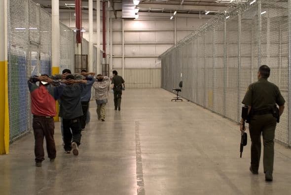 También se puede ver cómo los llevan a centros de detenciones para ser deportados. (Crédito: cbp.gov).