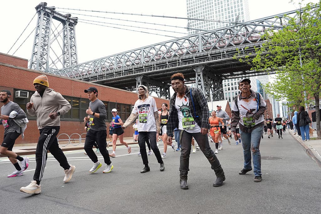 Entre los cientos de participantes del 
<b>medio maratón de Brooklyn</b>, este domingo 27 de abril, se colaron varios 
<b>'walkers' o caminantes de la serie '<a href="https://www.univision.com/entretenimiento/cine-y-series/the-walking-dead-podria-reunir-todas-sus-historias-en-una-nueva-serie-video" target="_blank">The Walking Dead</a>: Dead City'</b>, que en su segunda temporada presentará 
<b>una ciudad de Nueva York postapocalíptica</b>.