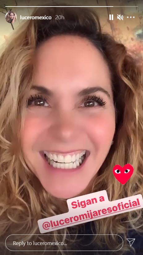 "Adorados y adoradas, les tengo un 'notición', mi Lucero Mijares ya tiene Instagram público para que la puedan ver y la puedan seguir, es @luceromijaresoficial, para que la vean ahí", dijo con la sonrisa que la caracteriza.
<br>