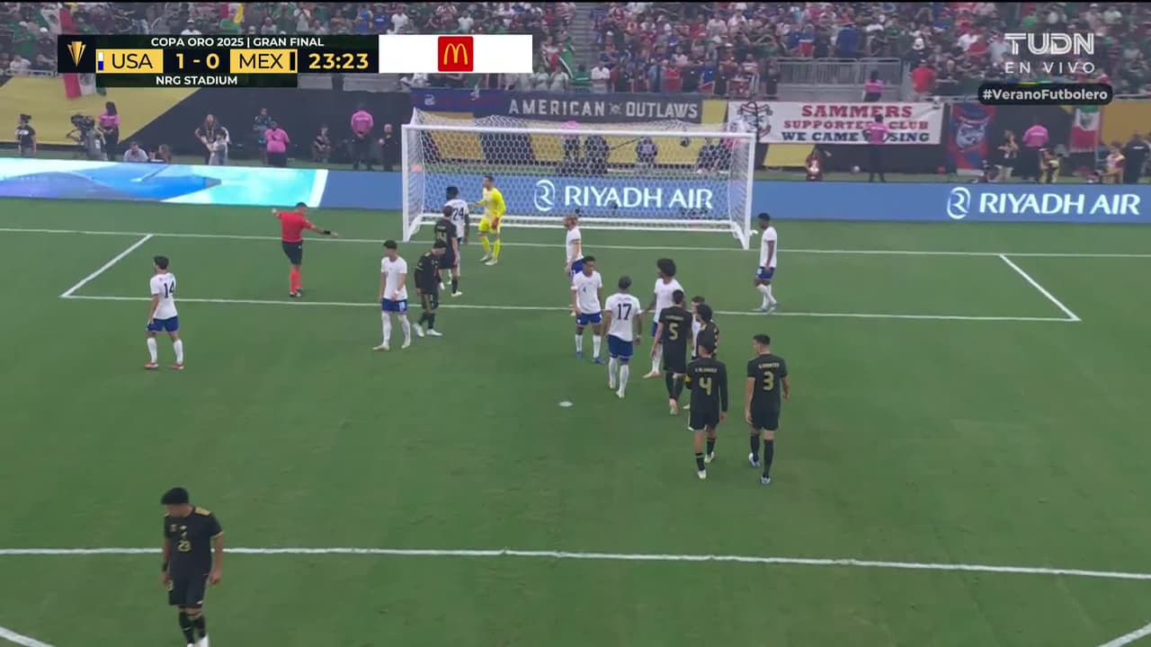 ¡TIRO ATAJADO! disparo por Gilberto Mora.