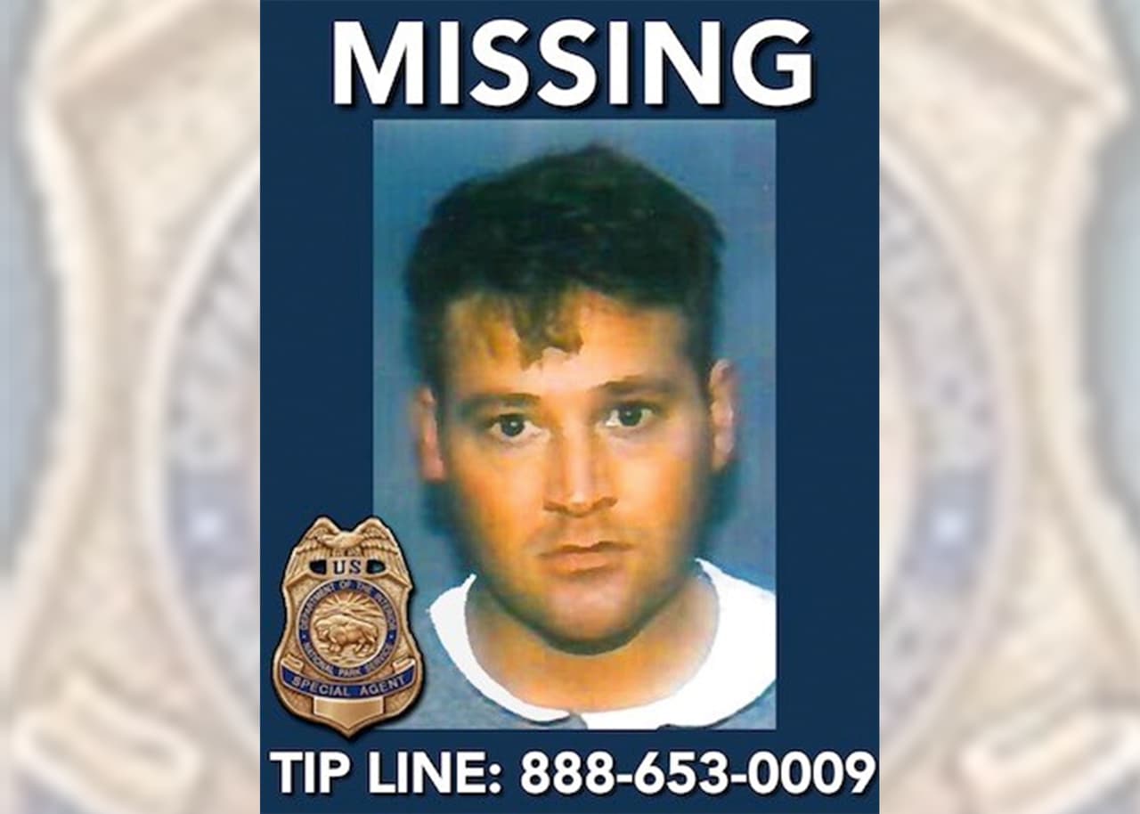 <b>David Morrison desapareció el 25 de mayo de 1998, cuando tenía 28 años.</b>
<br>Mide unos 5'09" de altura, pesa 150 libras, y el día de su desaparición llevaba una una sudadera gris de manga larga UCSC, pantalones negros y zapatillas Nike.
<br>
<br>
<b>Lo que se sabe:</b> Morrison fue visto por última vez en el sector de Yosemite Valley a las 5:30 am del 25 de mayo de 1998. Se dirigía a Half Dome.