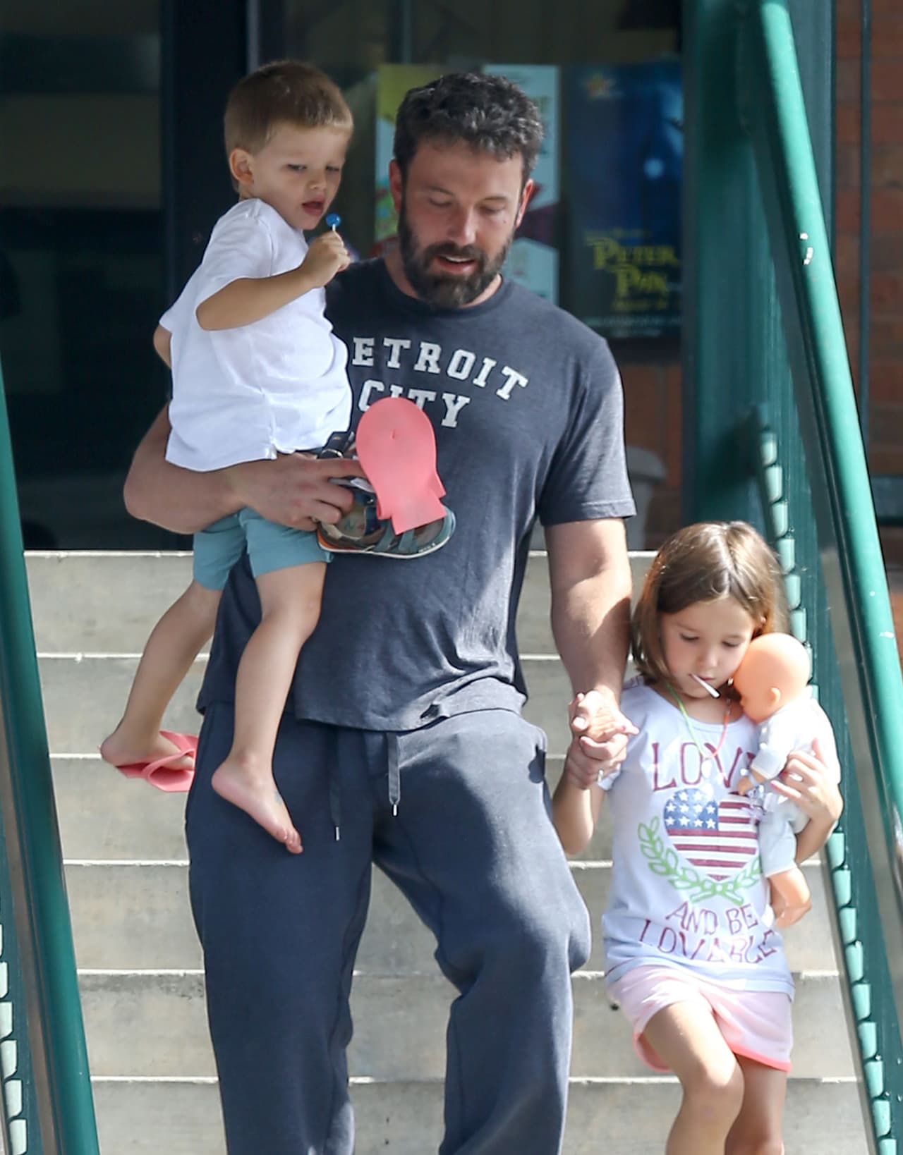 Ben Affleck y Jennifer Garner aún separados, hacen todo para estar con sus hijos. La familia pasó un fin de semana en Atlanta y aún usan sus alianzas de matrimonio.