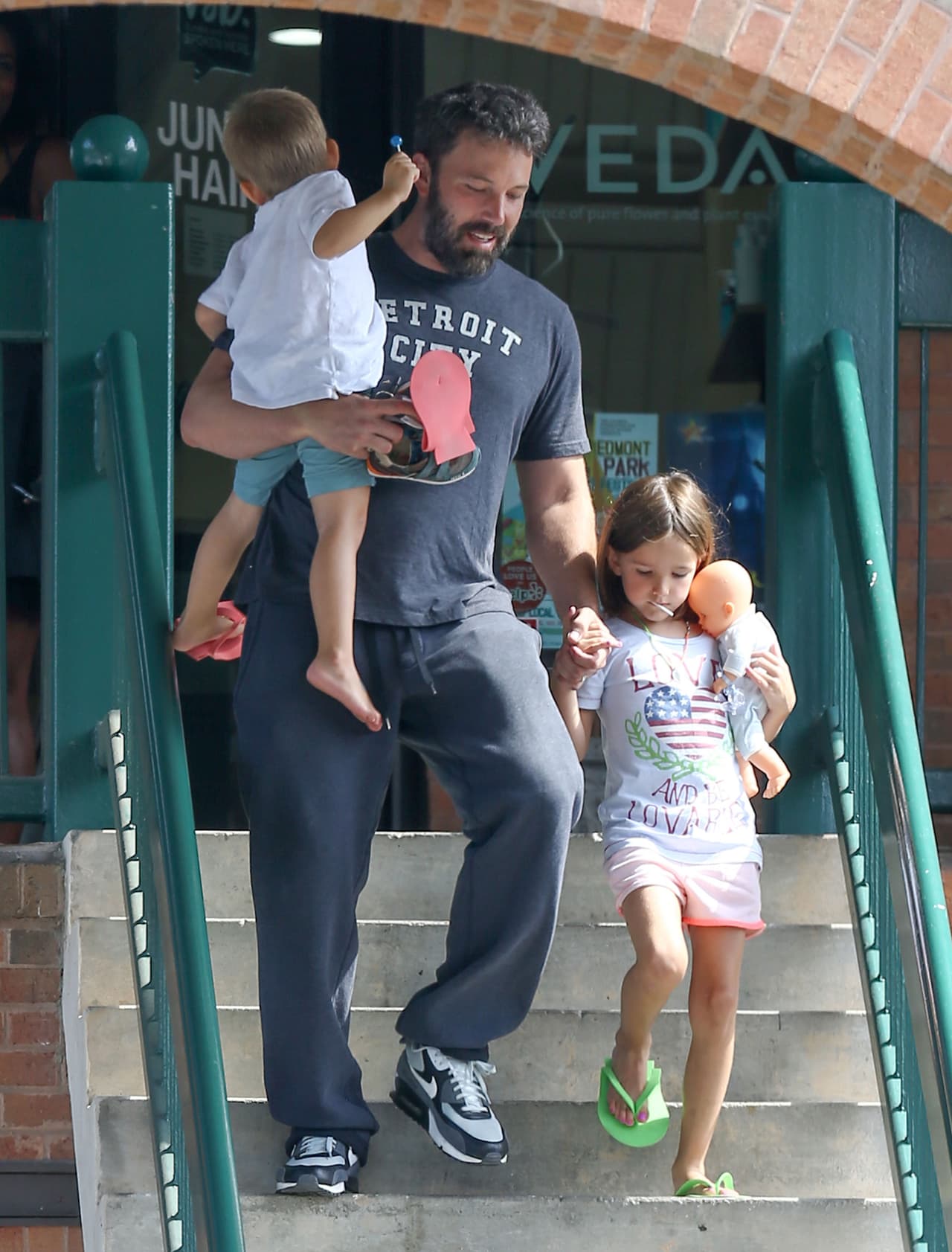 Ben Affleck y Jennifer Garner aún separados, hacen todo para estar con sus hijos. La familia pasó un fin de semana en Atlanta y aún usan sus alianzas de matrimonio.