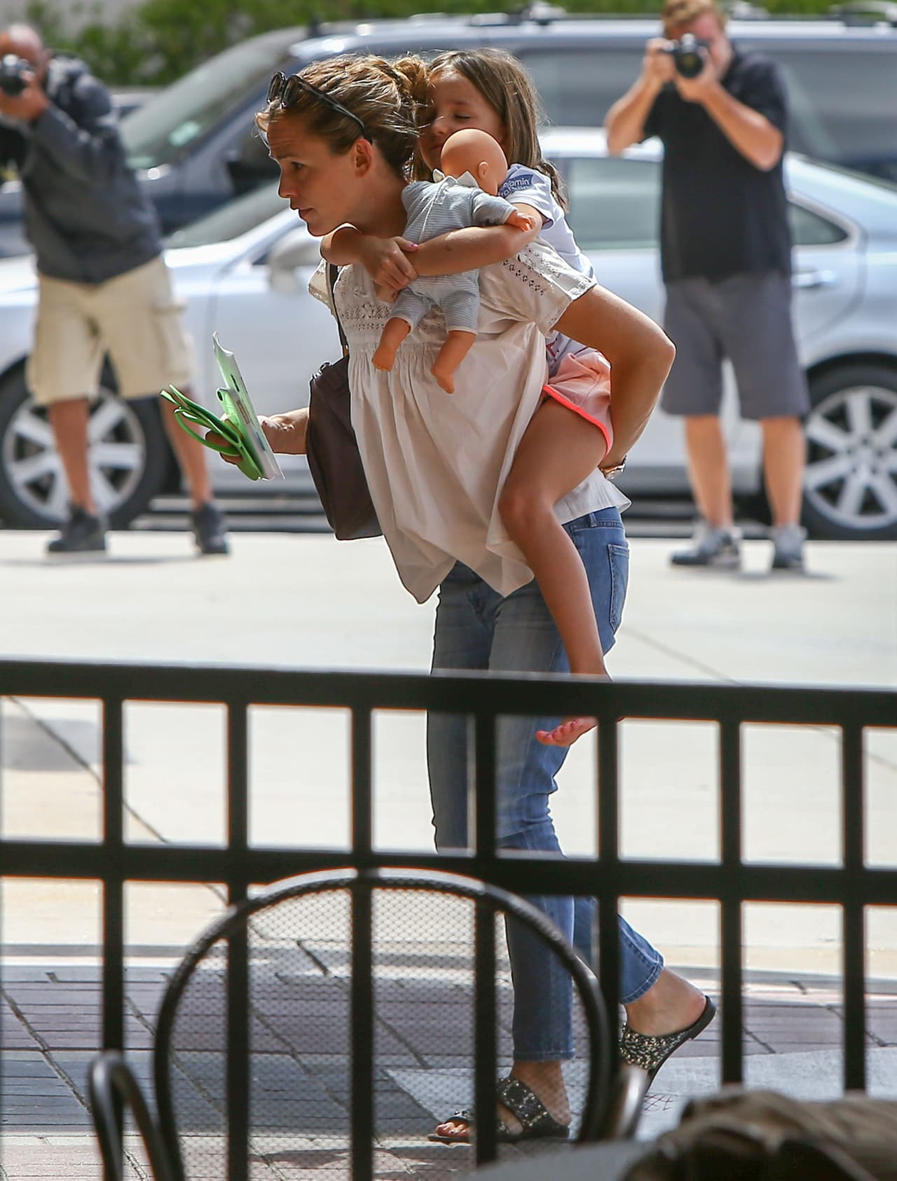 Ben Affleck y Jennifer Garner aún separados, hacen todo para estar con sus hijos. La familia pasó un fin de semana en Atlanta y aún usan sus alianzas de matrimonio.