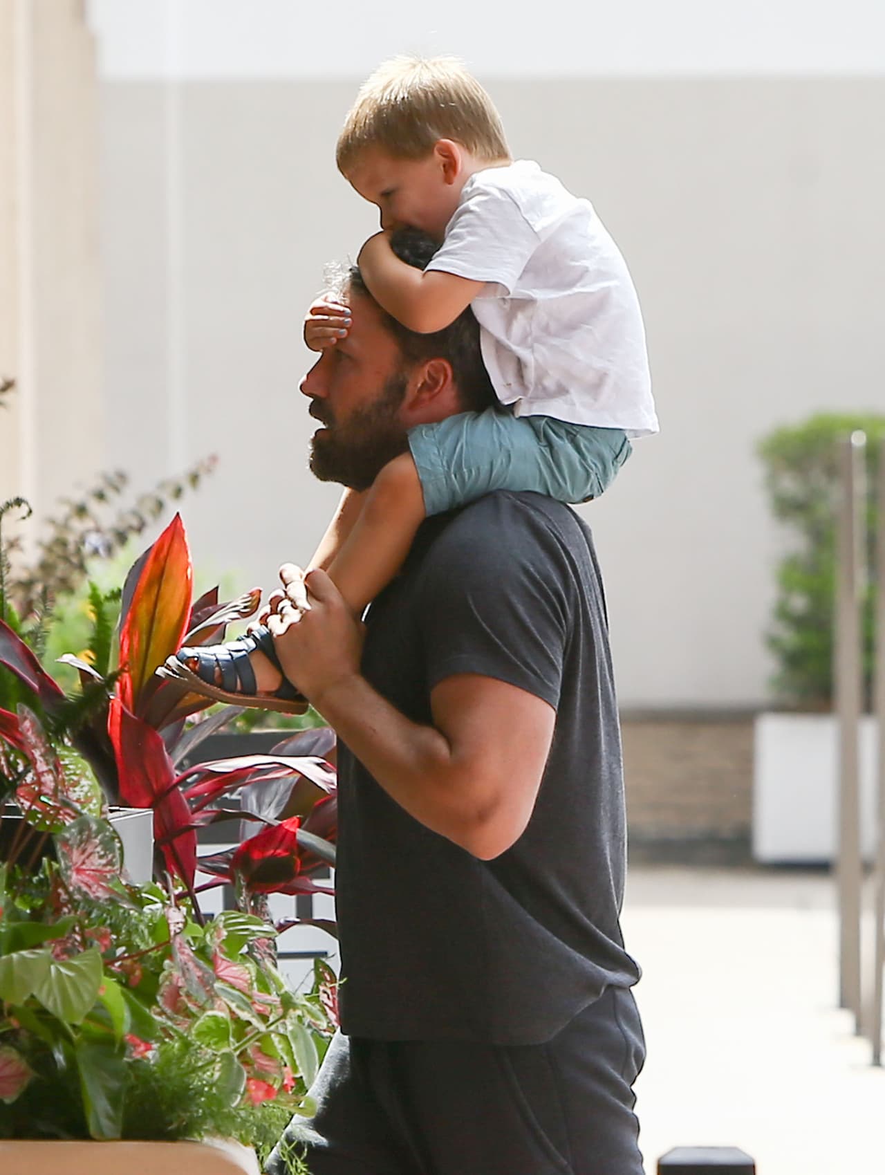 Ben Affleck y Jennifer Garner aún separados, hacen todo para estar con sus hijos. La familia pasó un fin de semana en Atlanta y aún usan sus alianzas de matrimonio.