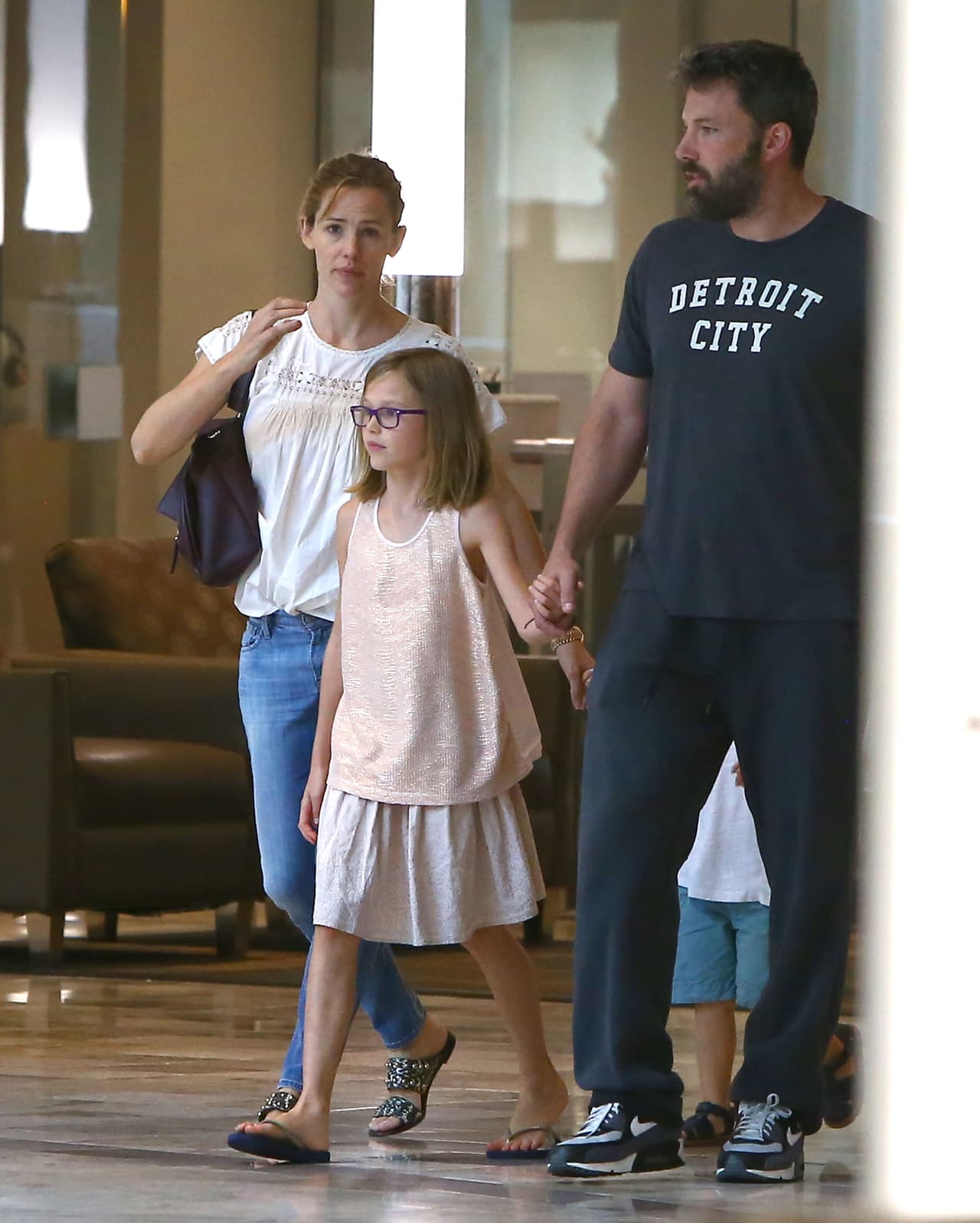 Ben Affleck y Jennifer Garner aún separados, hacen todo para estar con sus hijos. La familia pasó un fin de semana en Atlanta y aún usan sus alianzas de matrimonio.