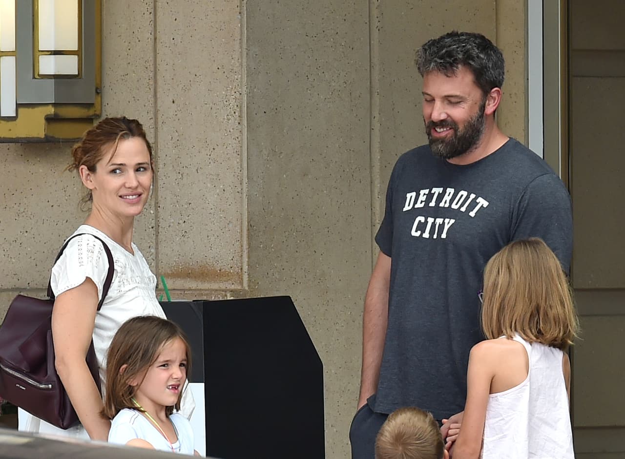 Ben Affleck y Jennifer Garner aún separados, hacen todo para estar con sus hijos. La familia pasó un fin de semana en Atlanta y aún usan sus alianzas de matrimonio.