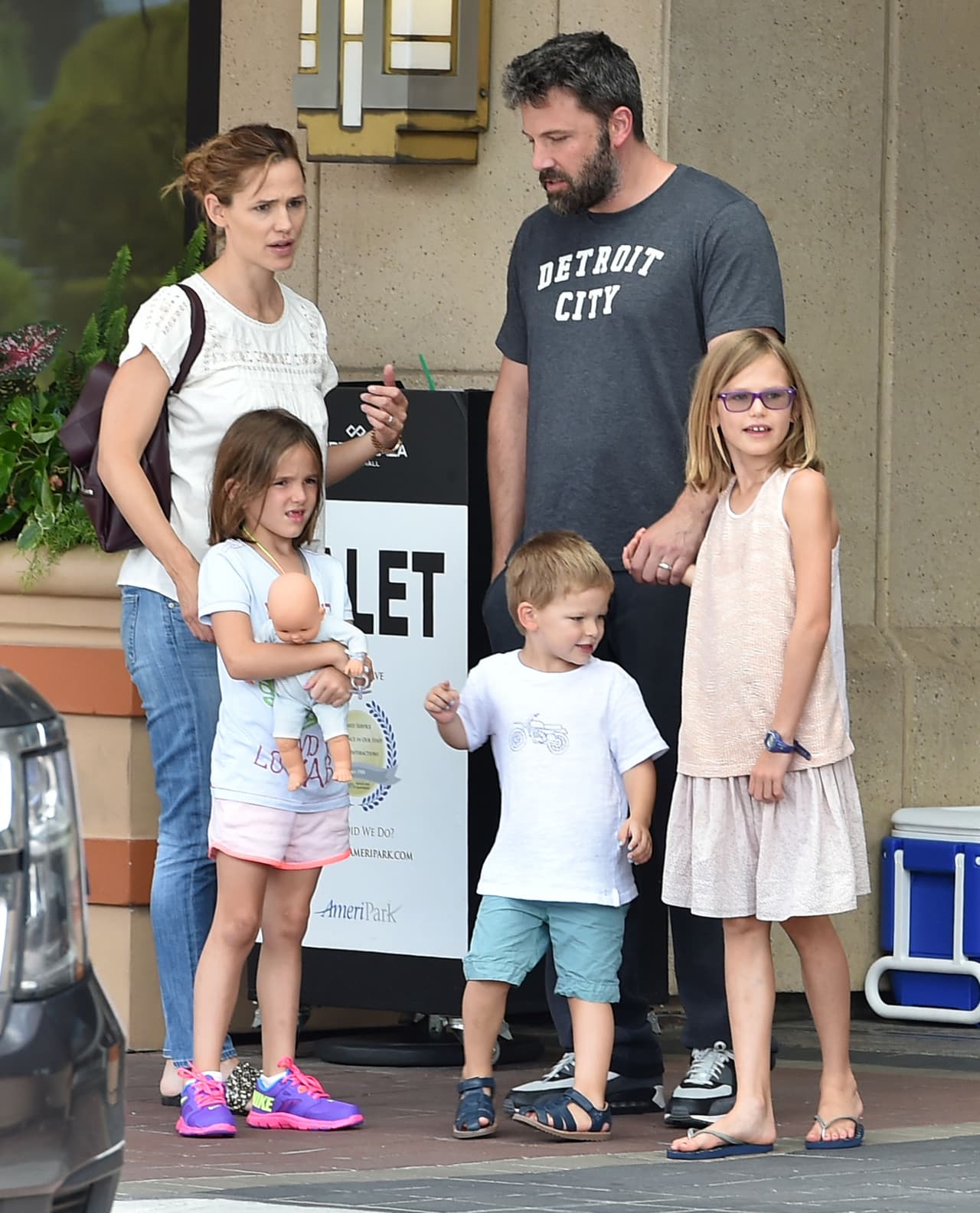 Ben Affleck y Jennifer Garner aún separados, hacen todo para estar con sus hijos. La familia pasó un fin de semana en Atlanta y aún usan sus alianzas de matrimonio.