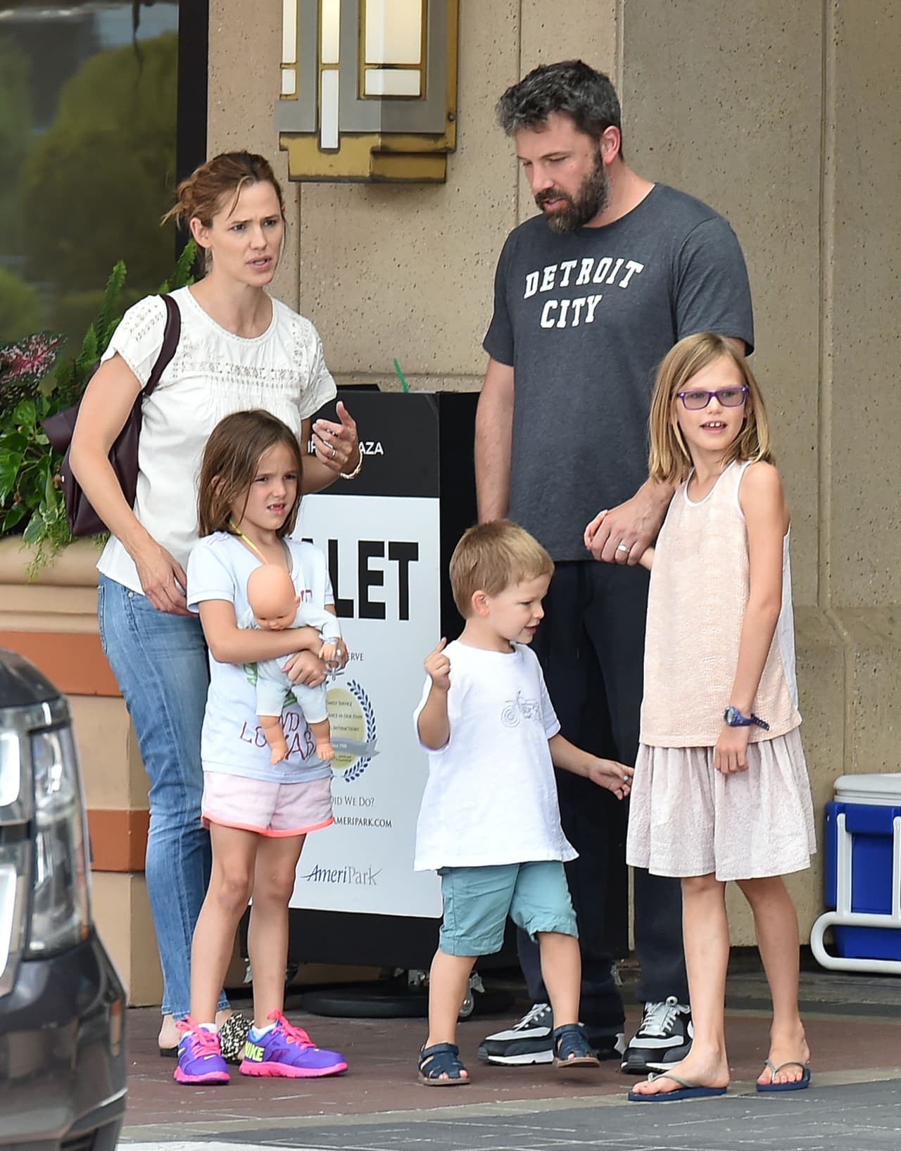 Ben Affleck y Jennifer Garner aún separados, hacen todo para estar con sus hijos. La familia pasó un fin de semana en Atlanta y aún usan sus alianzas de matrimonio.