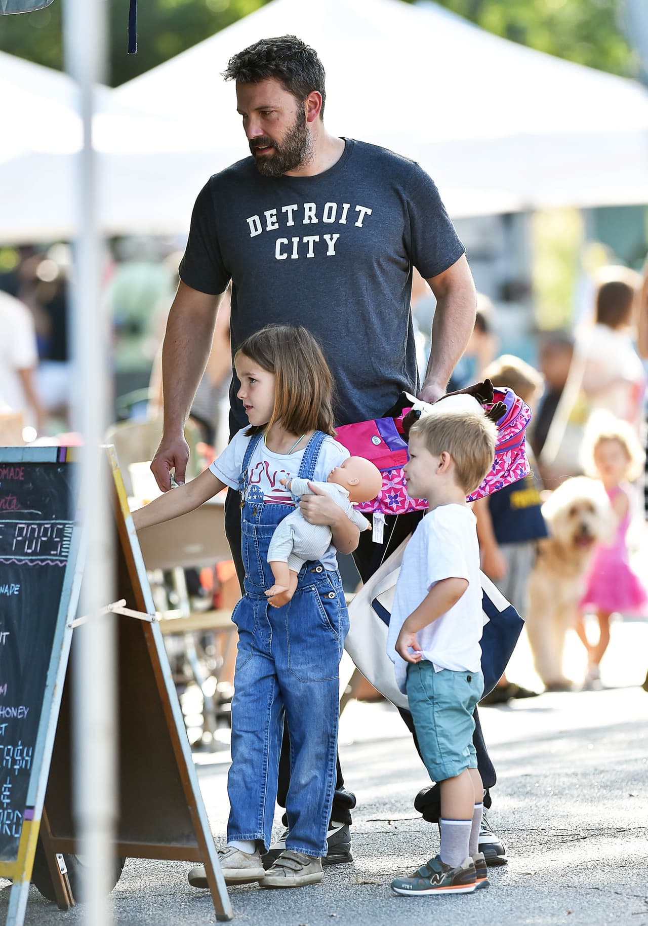 Ben Affleck y Jennifer Garner aún separados, hacen todo para estar con sus hijos. La familia pasó un fin de semana en Atlanta y aún usan sus alianzas de matrimonio.