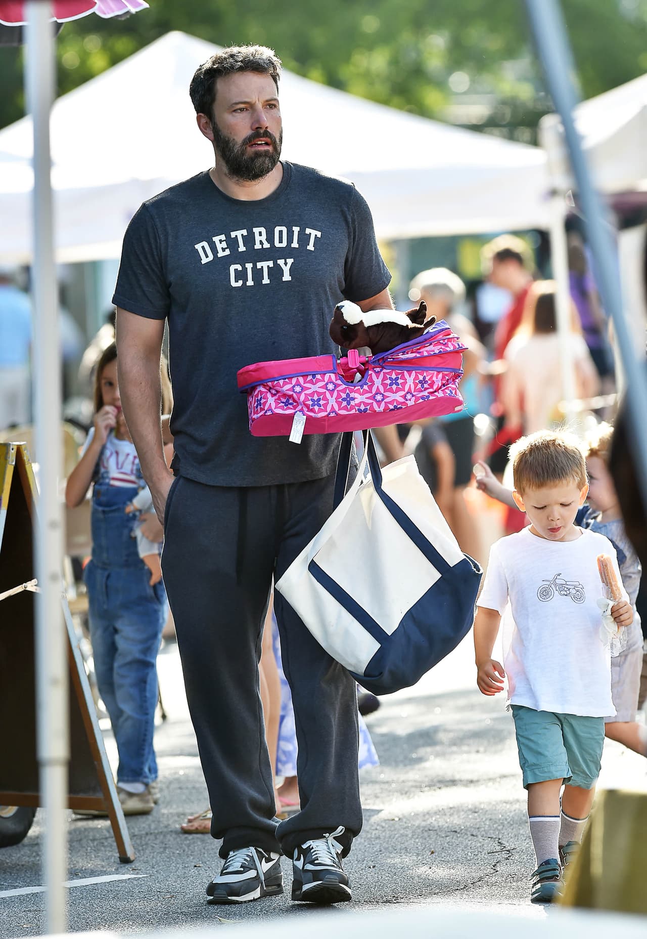 Ben Affleck y Jennifer Garner aún separados, hacen todo para estar con sus hijos. La familia pasó un fin de semana en Atlanta y aún usan sus alianzas de matrimonio.