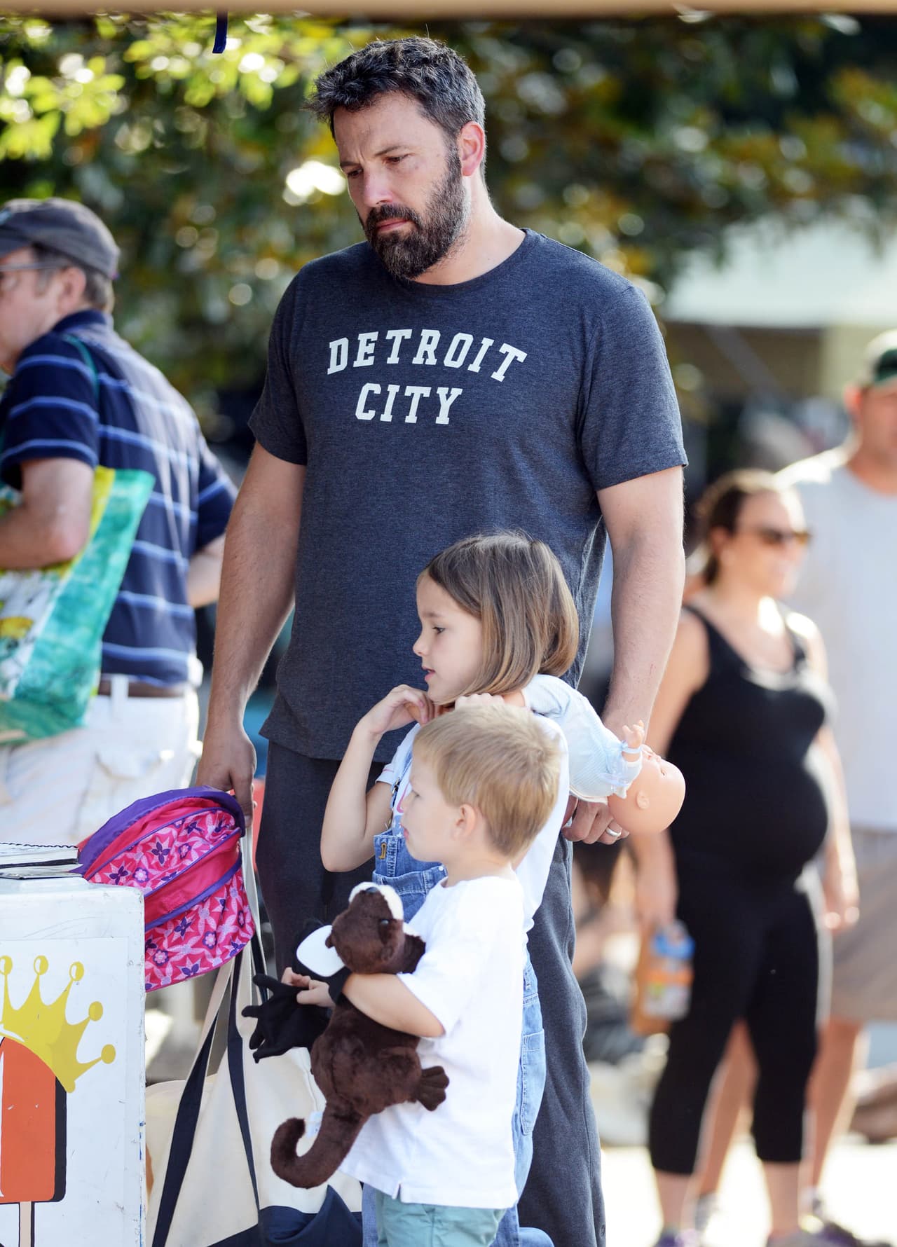 Ben Affleck y Jennifer Garner aún separados, hacen todo para estar con sus hijos. La familia pasó un fin de semana en Atlanta y aún usan sus alianzas de matrimonio.