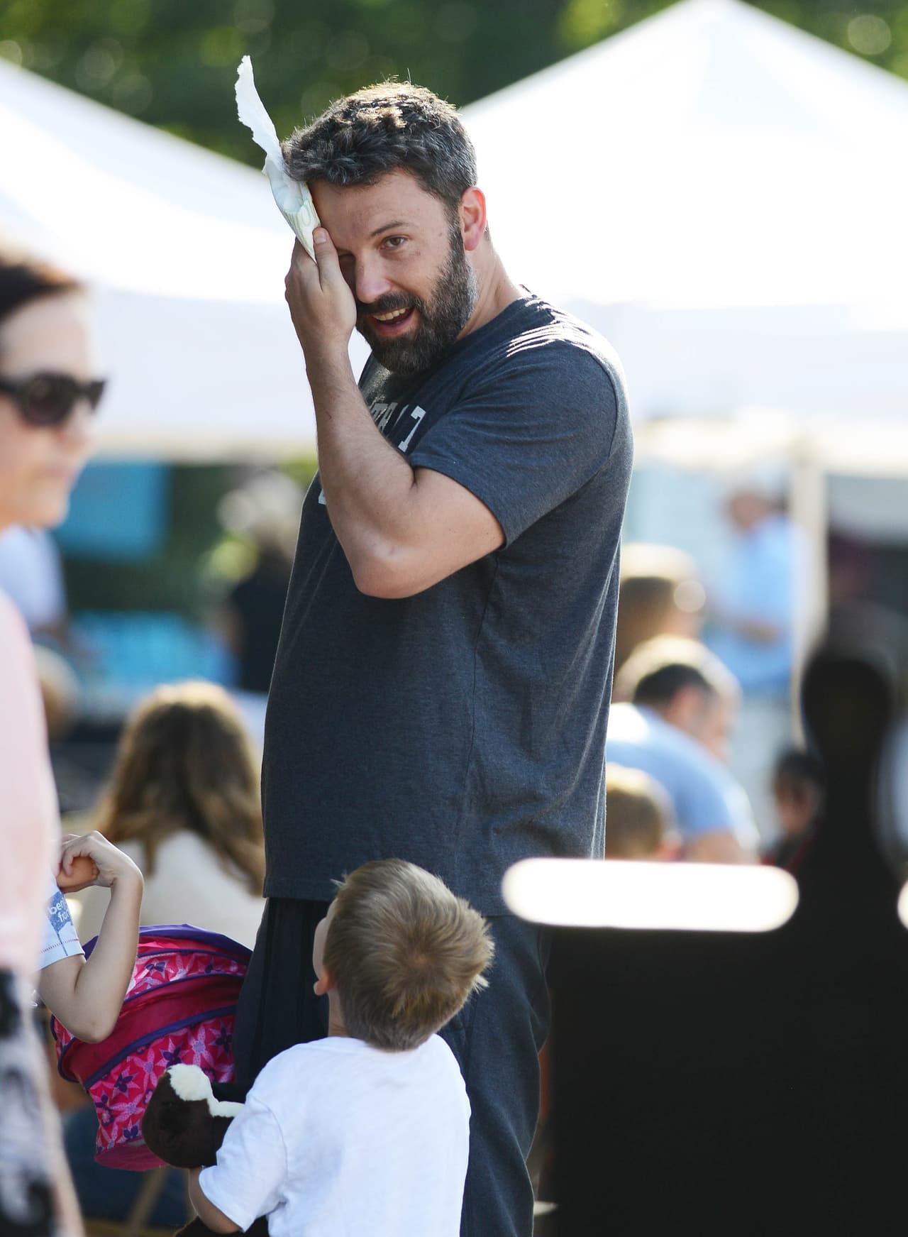 Ben Affleck y Jennifer Garner aún separados, hacen todo para estar con sus hijos. La familia pasó un fin de semana en Atlanta y aún usan sus alianzas de matrimonio.