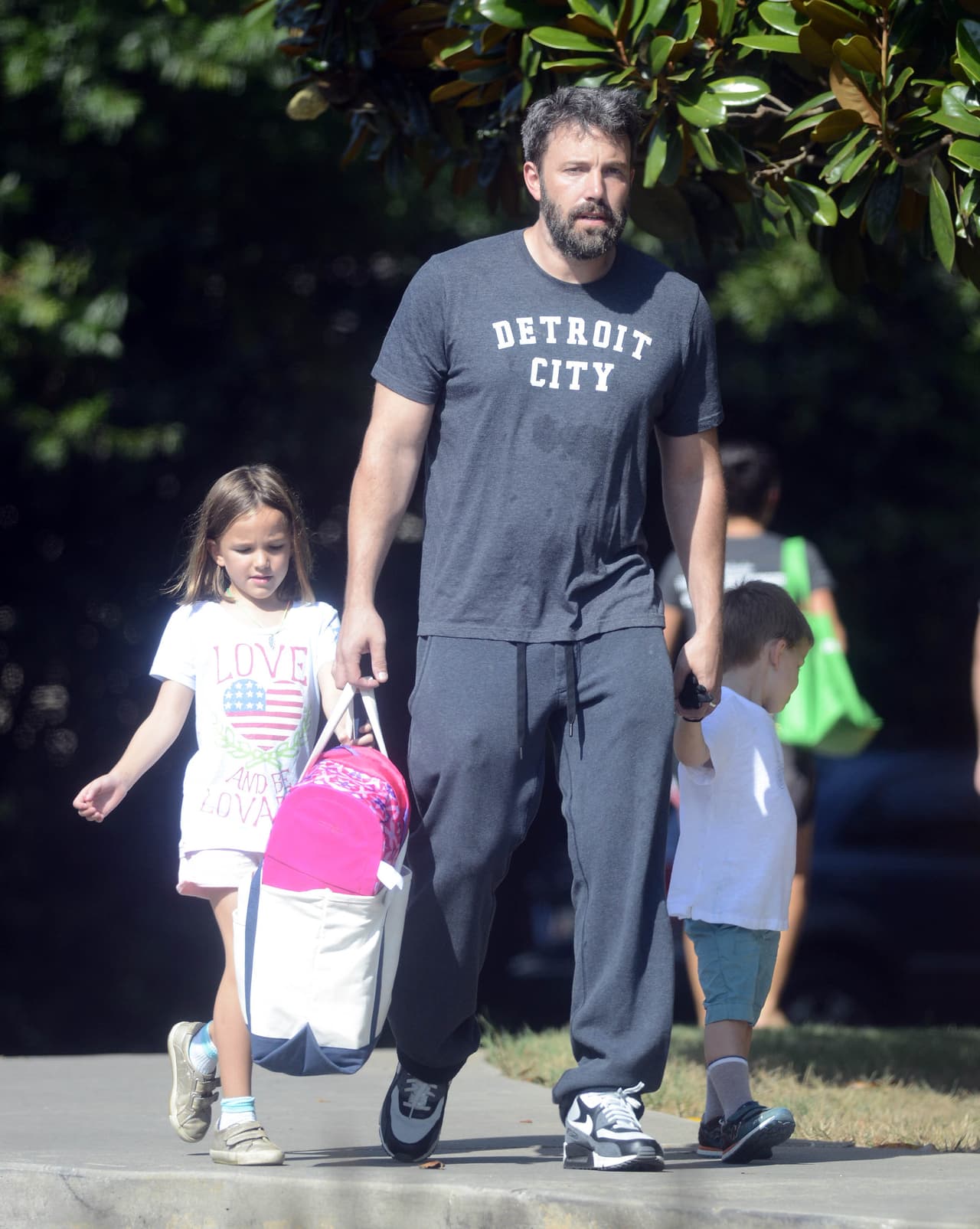 Ben Affleck y Jennifer Garner aún separados, hacen todo para estar con sus hijos. La familia pasó un fin de semana en Atlanta y aún usan sus alianzas de matrimonio.