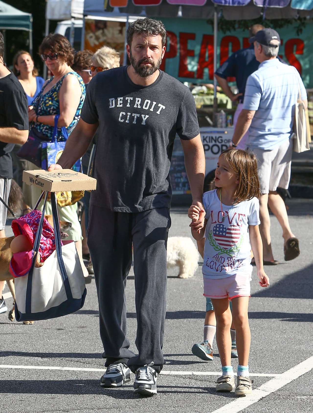Ben Affleck y Jennifer Garner aún separados, hacen todo para estar con sus hijos. La familia pasó un fin de semana en Atlanta y aún usan sus alianzas de matrimonio.