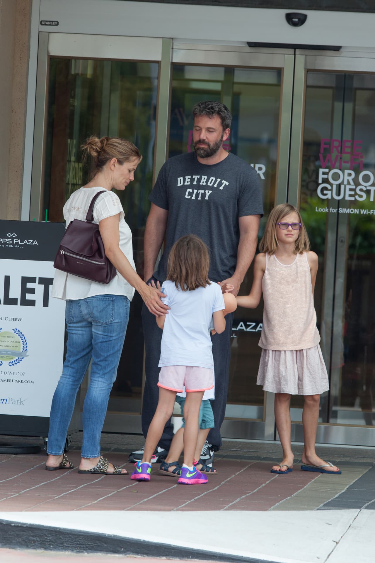 Ben Affleck y Jennifer Garner aún separados, hacen todo para estar con sus hijos. La familia pasó un fin de semana en Atlanta y aún usan sus alianzas de matrimonio.