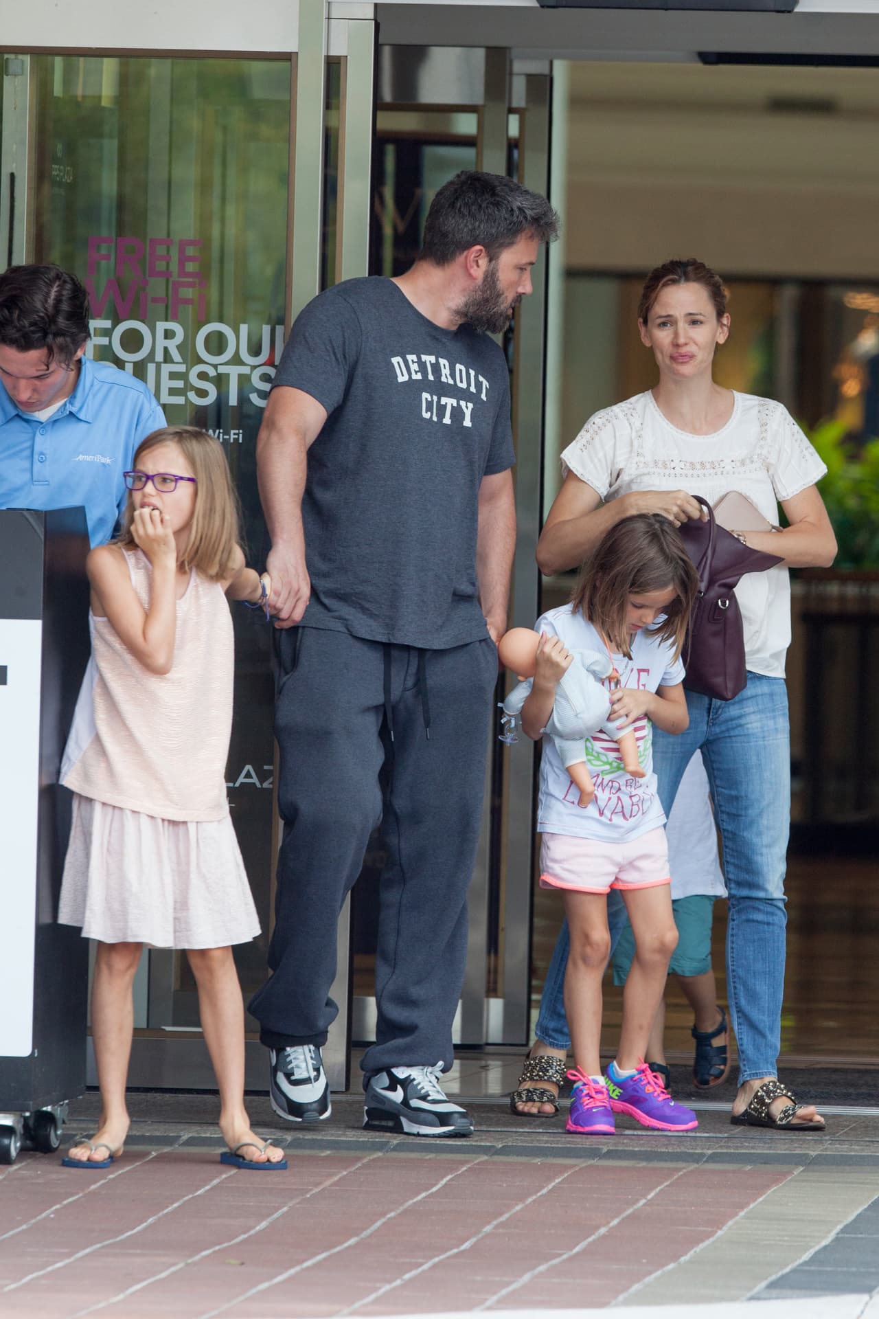 Ben Affleck y Jennifer Garner aún separados, hacen todo para estar con sus hijos. La familia pasó un fin de semana en Atlanta y aún usan sus alianzas de matrimonio.