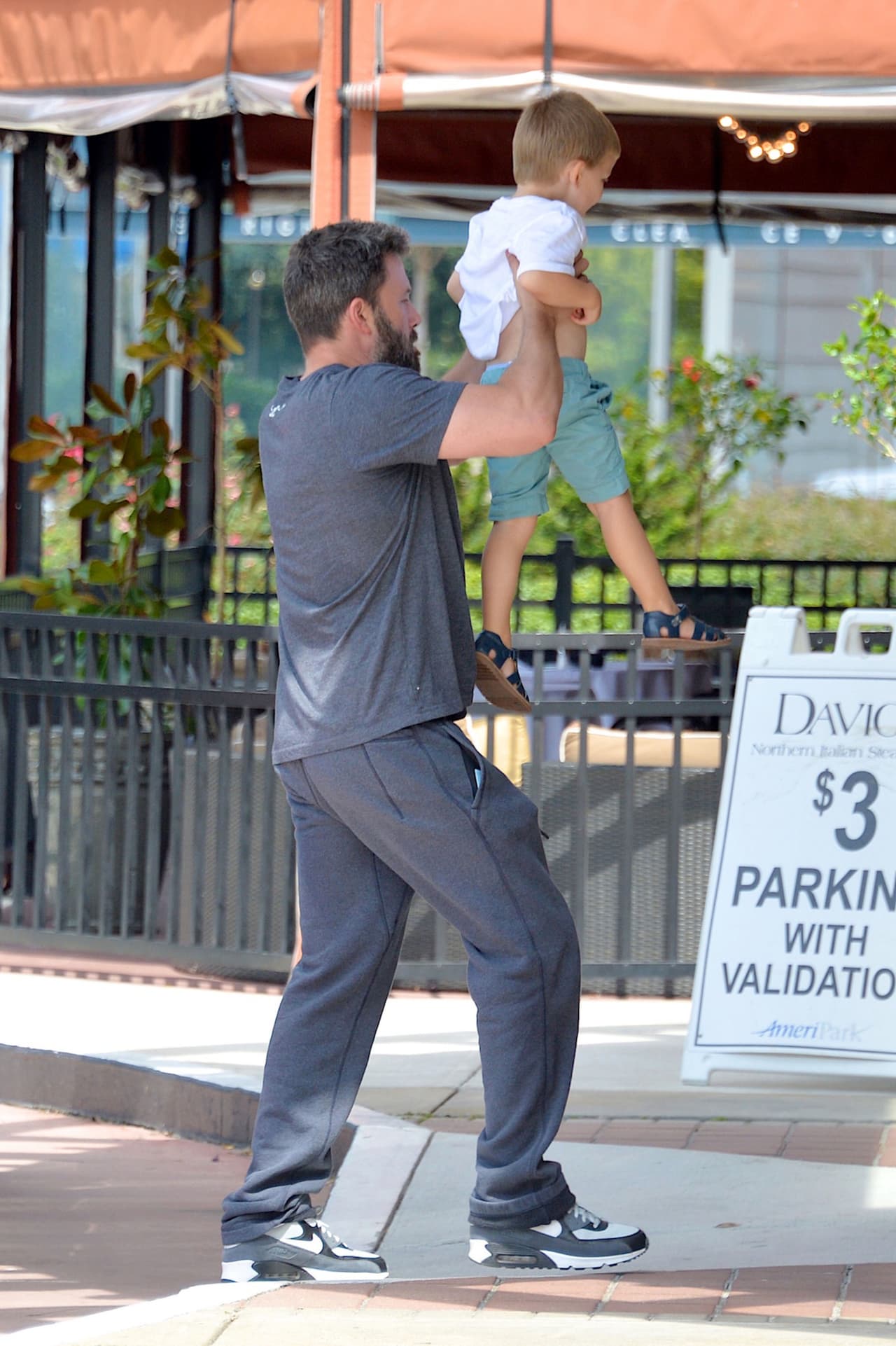 Ben Affleck y Jennifer Garner aún separados, hacen todo para estar con sus hijos. La familia pasó un fin de semana en Atlanta y aún usan sus alianzas de matrimonio.
