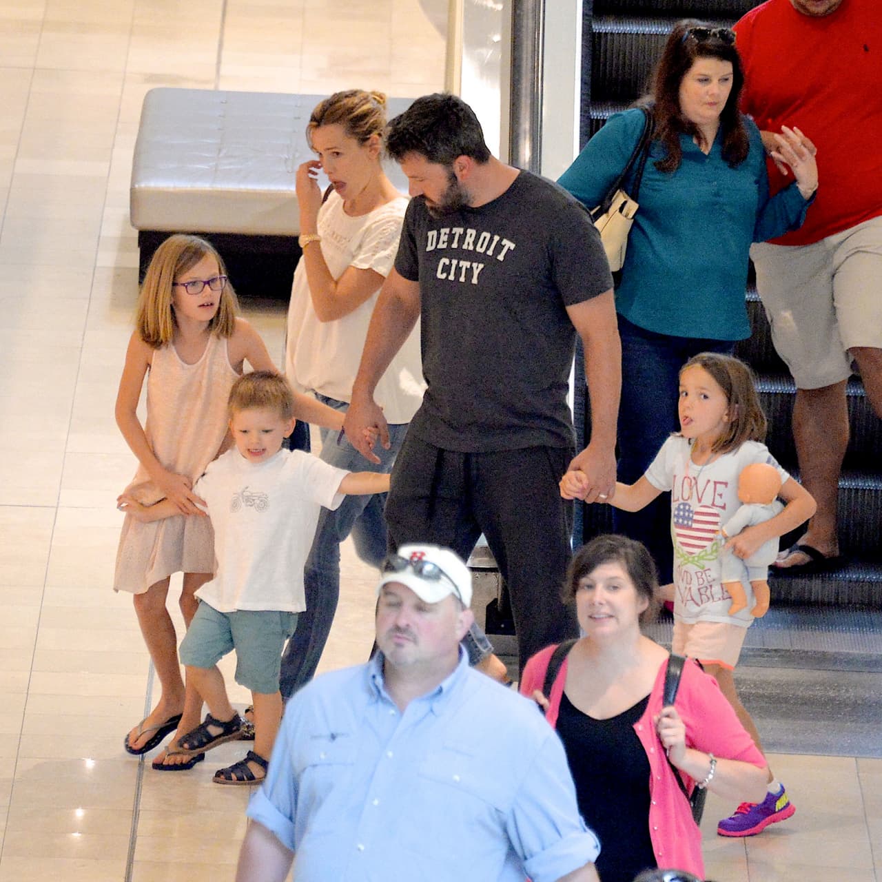 Ben Affleck y Jennifer Garner aún separados, hacen todo para estar con sus hijos. La familia pasó un fin de semana en Atlanta y aún usan sus alianzas de matrimonio.