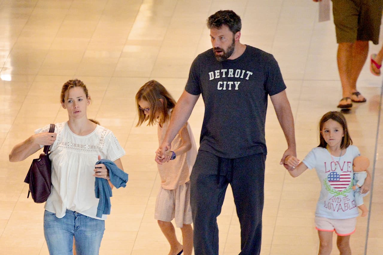 Ben Affleck y Jennifer Garner aún separados, hacen todo para estar con sus hijos. La familia pasó un fin de semana en Atlanta y aún usan sus alianzas de matrimonio.