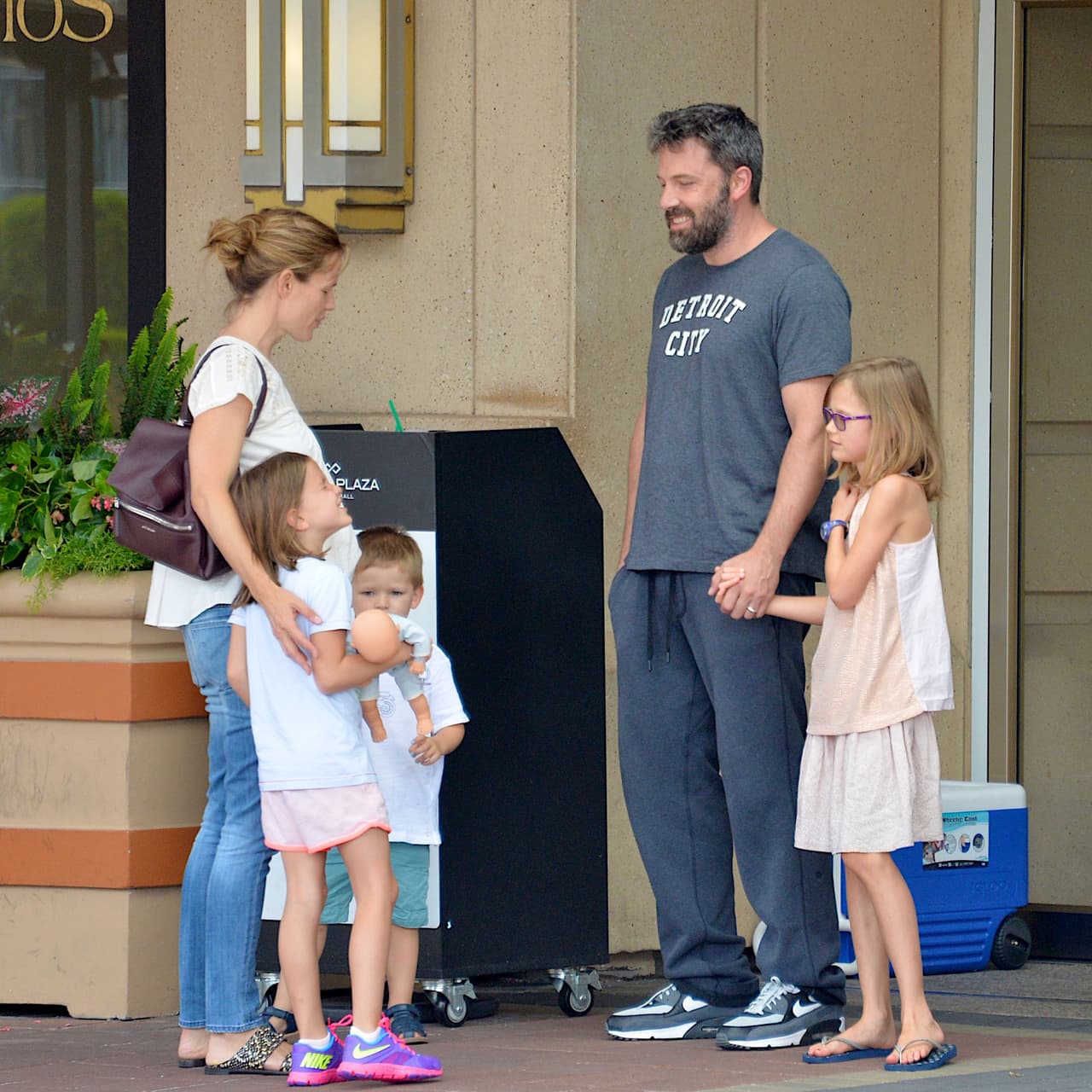 Ben Affleck y Jennifer Garner aún separados, hacen todo para estar con sus hijos. La familia pasó un fin de semana en Atlanta y aún usan sus alianzas de matrimonio.