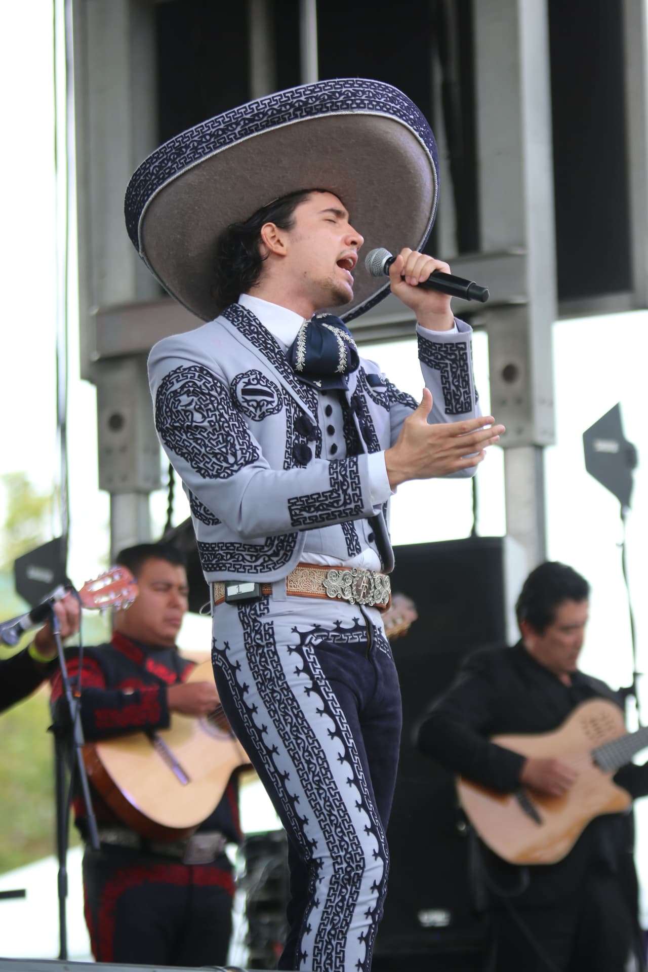 El Exposition Park fue el escenario que recibió al nieto de Vicente Fernández en su primera presentación fuera de tierra azteca. El cantante fue invitado por el show conducido por Raúl Molinar, Carla Medrano y Andrés Maldonado para participar en el #BMFLive.