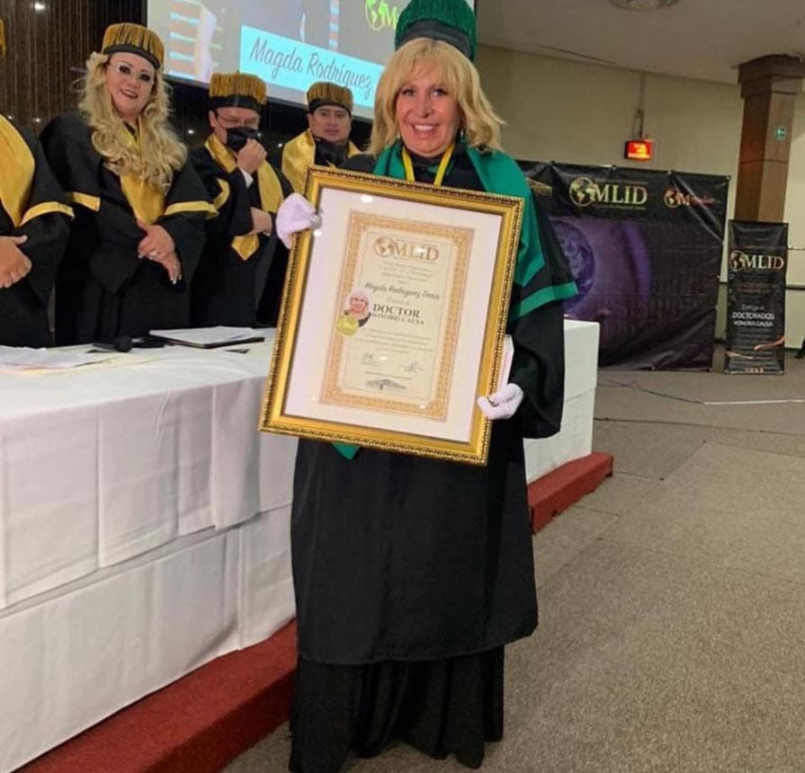 "Perdí el olfato, pero yo no sé por qué, cuando
<b><a href="https://www.univision.com/famosos/andrea-escalona-y-su-tia-se-recuperan-de-covid-19-encerraditas-junto-a-las-cenizas-de-magda-rodriguez-fotos" target="_blank">me pongo una mascada de mi mamá, sí huelo</a></b>", reveló.
<br>