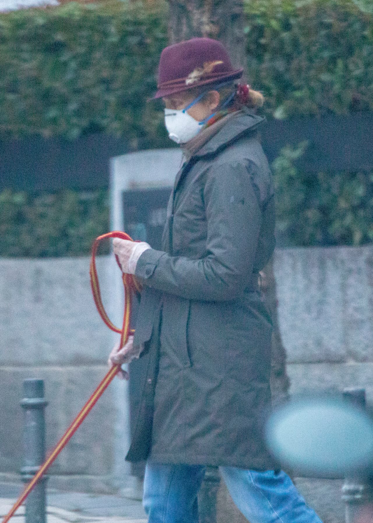 Con una máscara y guantes, la princesa Elena de Borbón salió de su resguardo.