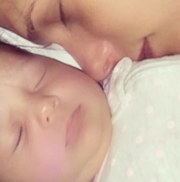 Bárbara feliz de estar con su n ena.