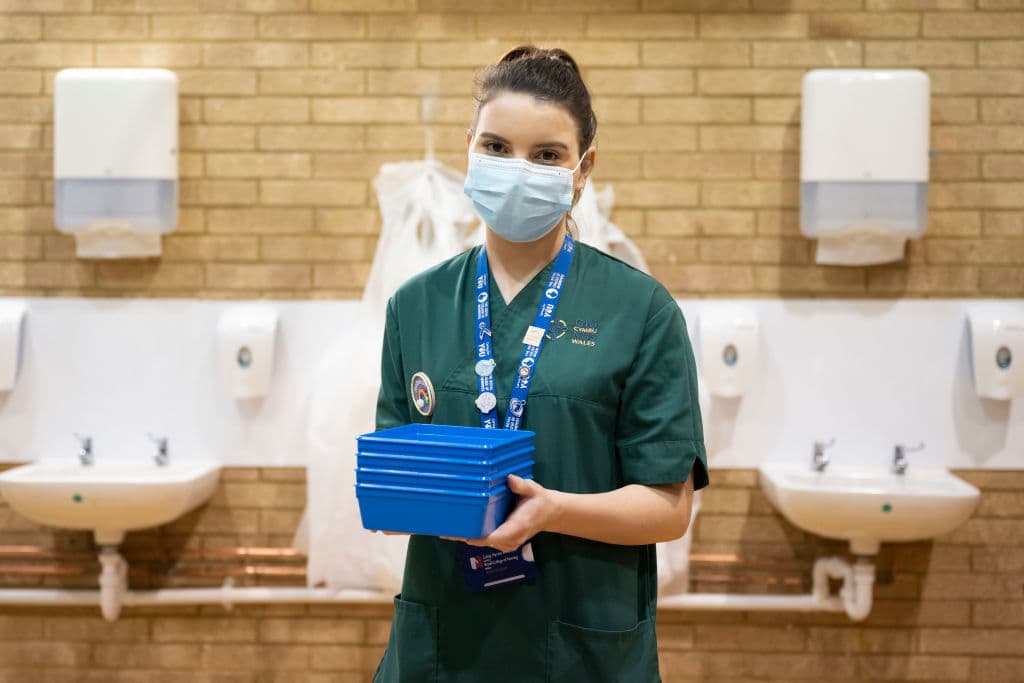 Estados Unidos debe compartir vacunas en defensa propia