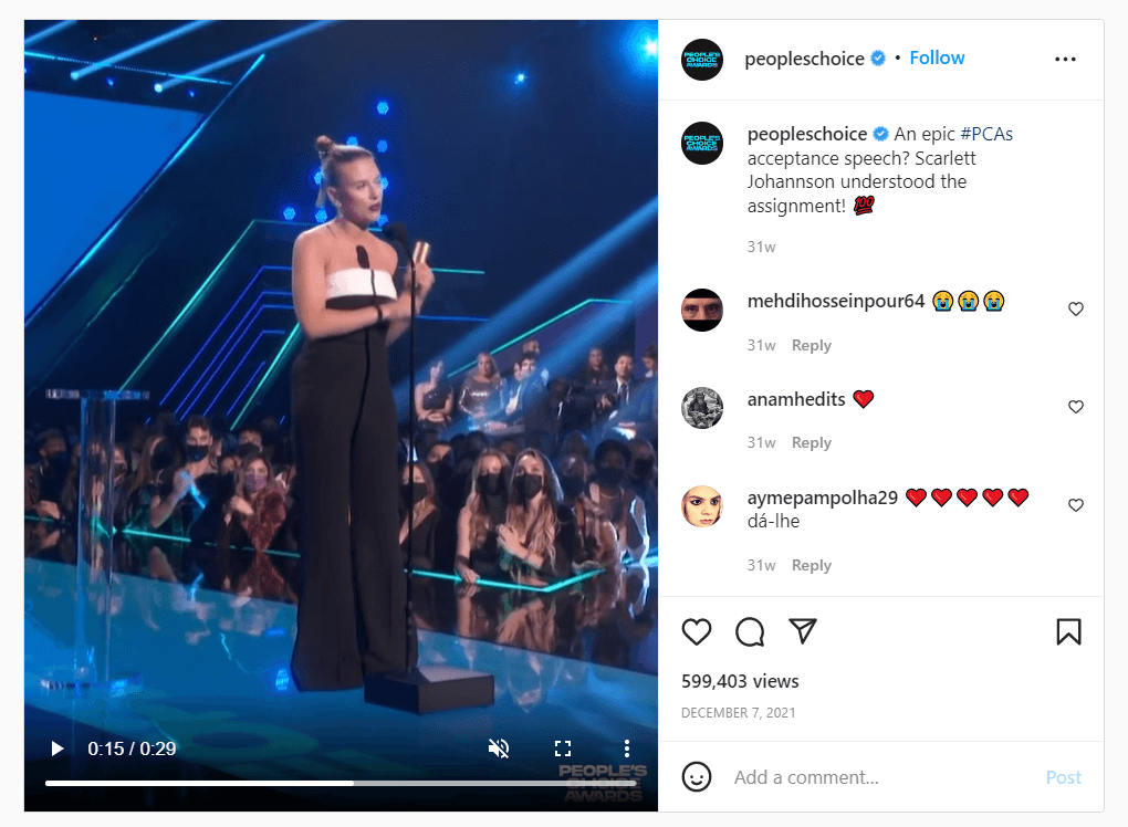 Scarlett Johansson usó el mismo outfit en diciembre de 2021 durante la entrega de los People's Choice Awards, en donde ganó el premio en la categoría Mejor Estrella Femenina.