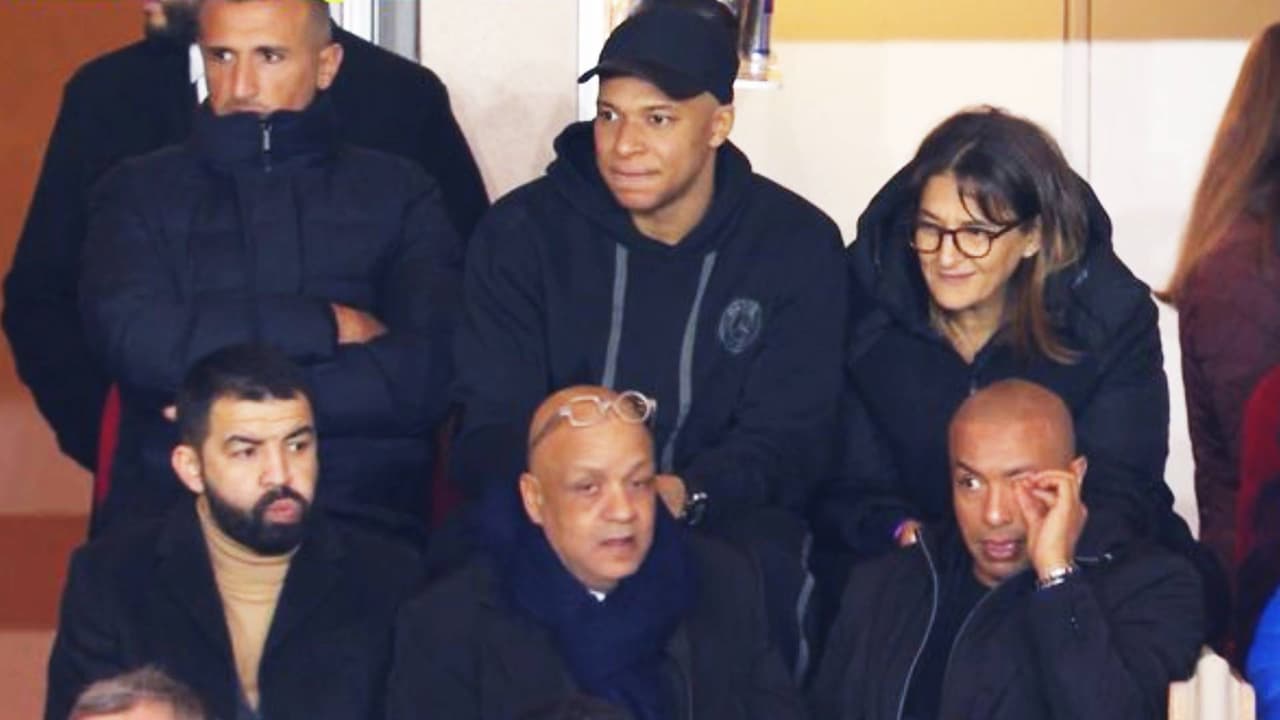 ¡Relajado! Mbappé sale de cambio y se va a la grada con su mamá