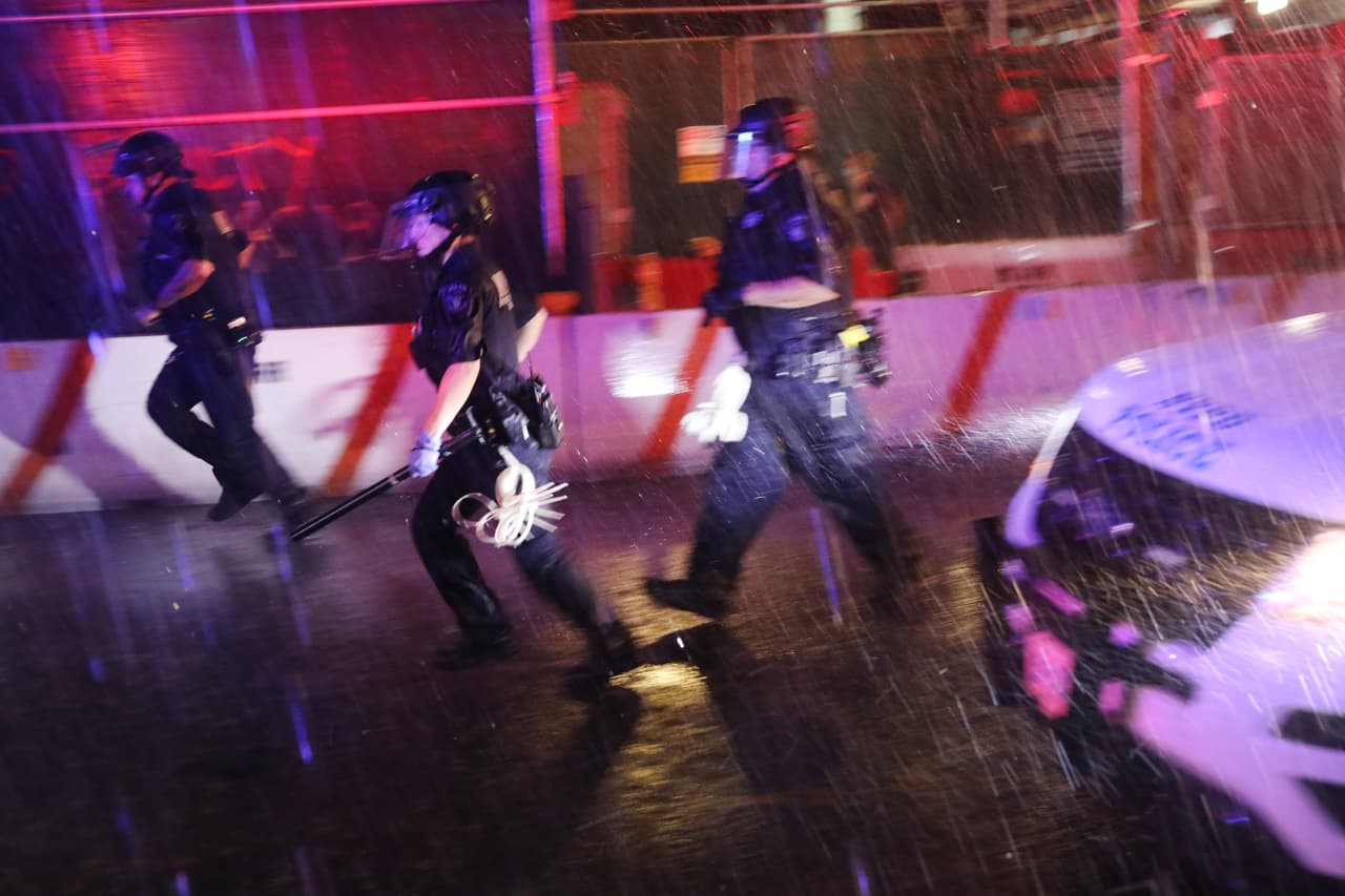 En Brooklyn, cientos de manifestantes se reunieron una vez más fuera del Barclays Center.