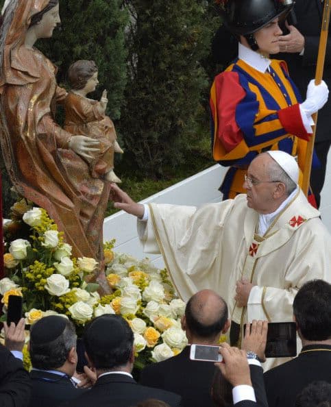 El pontífice se acerca a la figura de la Virgen María.