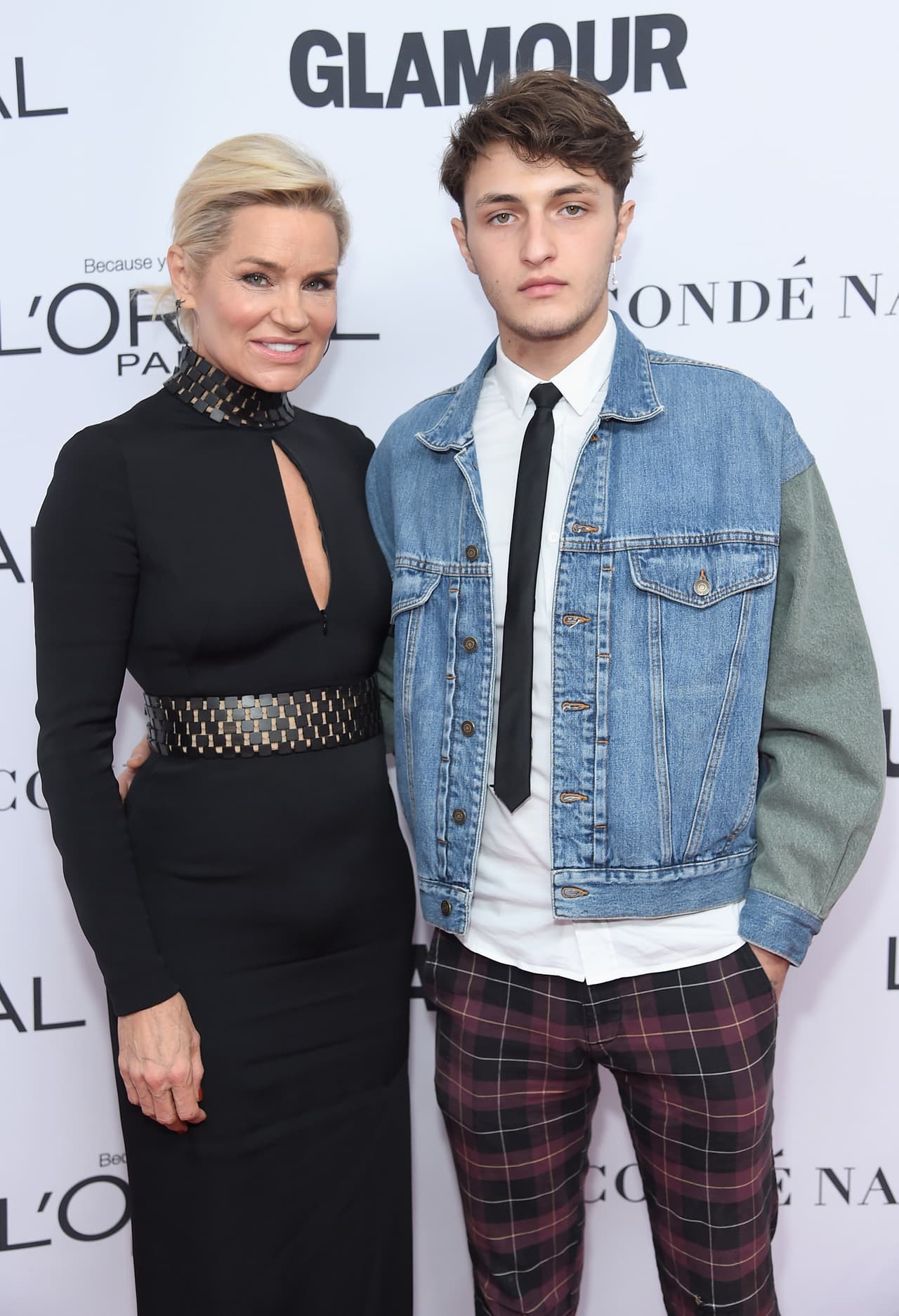 Y si tenían dudas sobre si la persona de la foto compartida en redes sociales es Bella, su hermano Anwar Hadid casi podría confirmarlo, pues el parecido entre ambos es enorme.