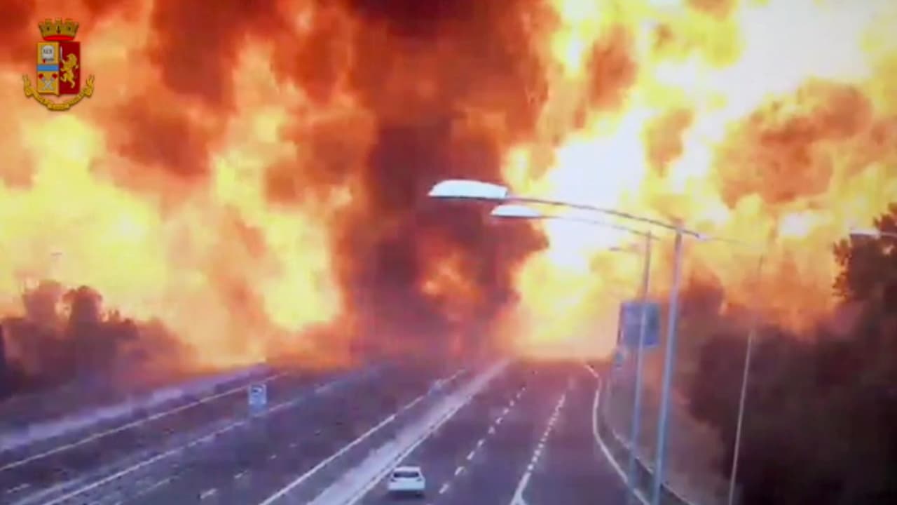En esta captura de un video difundido por la policía italiana se observa el momento en el que un camión que transportaba sustancias inflamables explota después de chocar con otro camión en una carretera a las afueras de Bolonia, Italia, el lunes 6 de agosto de 2018. (Italian Police video via AP)