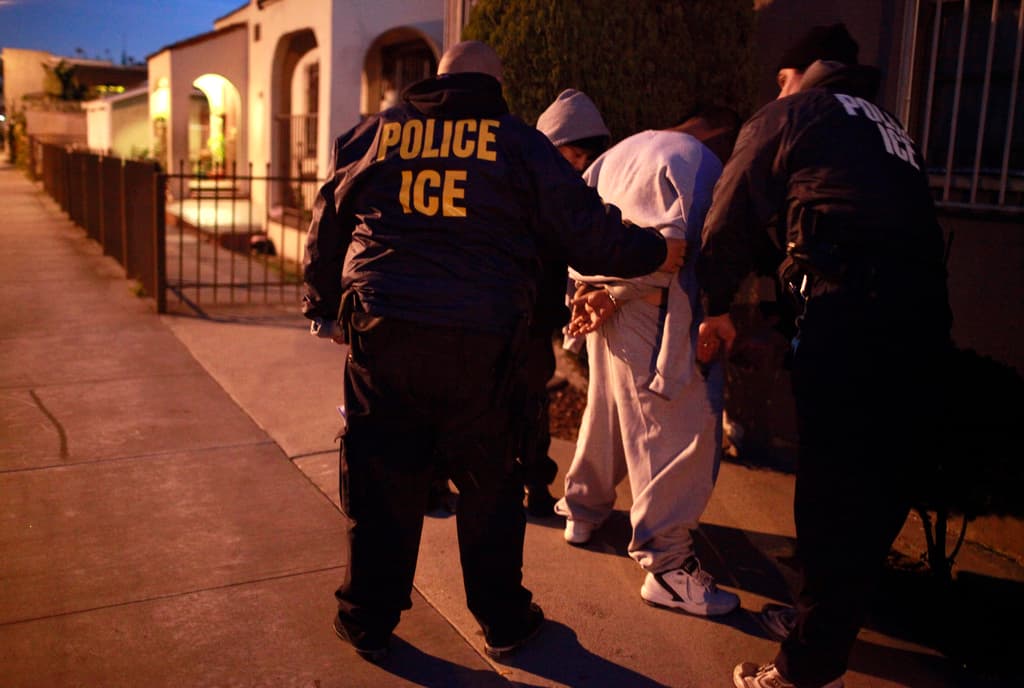 ICE ofrece pagar el seguro de policías locales que arresten migrantes: esto es lo que cubriría