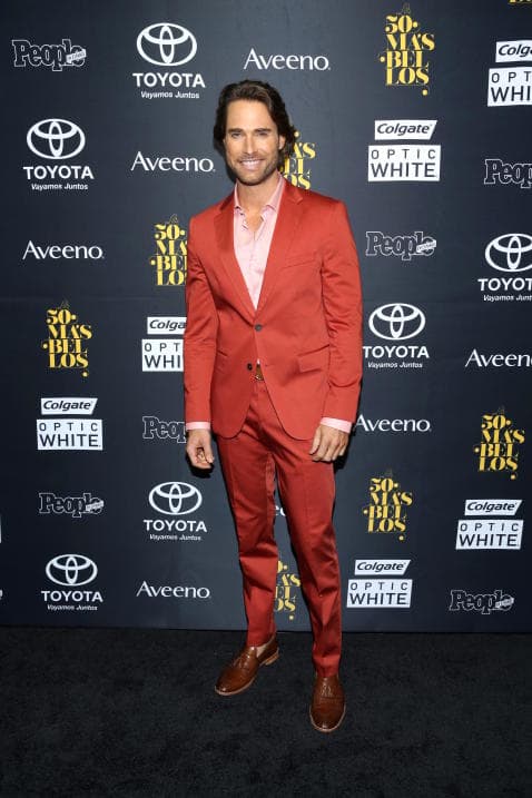 No cabe duda que este galán ha tenido una trayectoria increíble. Síguelo en el gran final de Tres Veces Ana este 24 de octubre por Univision.