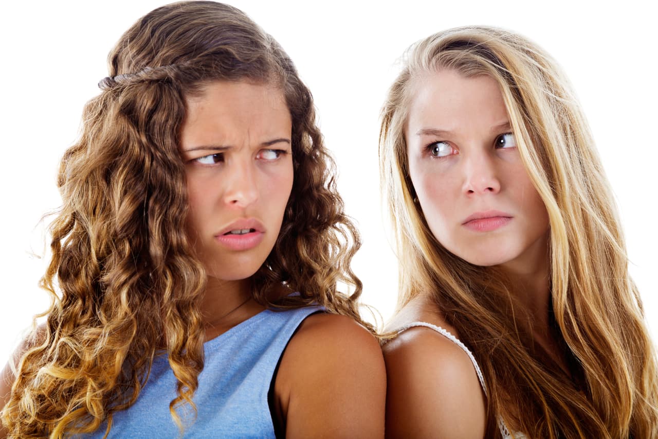 Te recuerda tus errores constantemente, quizá incluso recurre a bromas que lejos de ser graciosas, terminan hiriéndote.