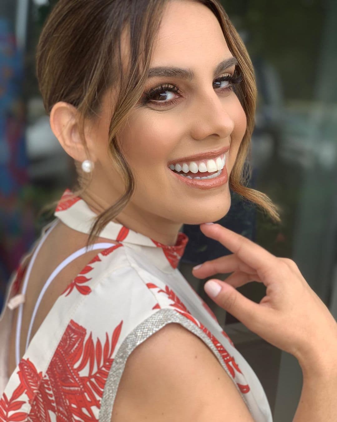 Su vestimenta es solo un adorno más para su belleza, su sonrisa y la luz en el rostro que expresa ante la dicha de saber que pronto se convertirá en madre.