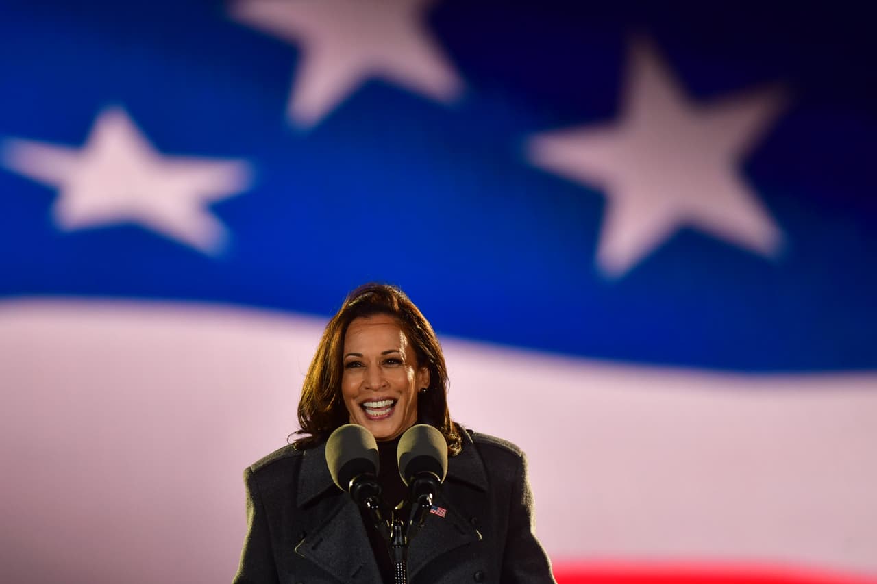 Por su parte, la candidata demócrata a la vicepresidencia, la senadora
<a href="https://www.univision.com/temas/kamala-harris">Kamala Harris</a>, estuvo en Filadelfia, Pennsylvania, donde se dirigió a sus partidarios durante un mitin.
<b>Allí, Harris se refirió a Trump al asegurar que "hemos sido testigos del mayor fracaso de una administración presidencial en la historia de Estados Unidos".</b>
<br>